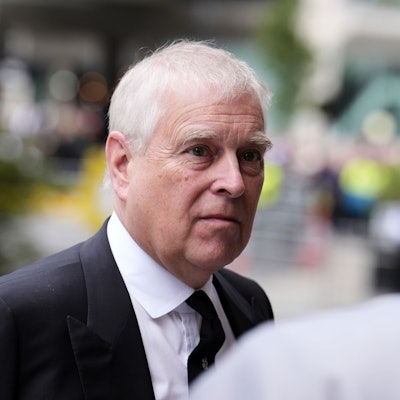 Der damalige Prinz Andrew kommt zur Beerdigung der Herzogin von Kent in der Westminster Cathedral in London.