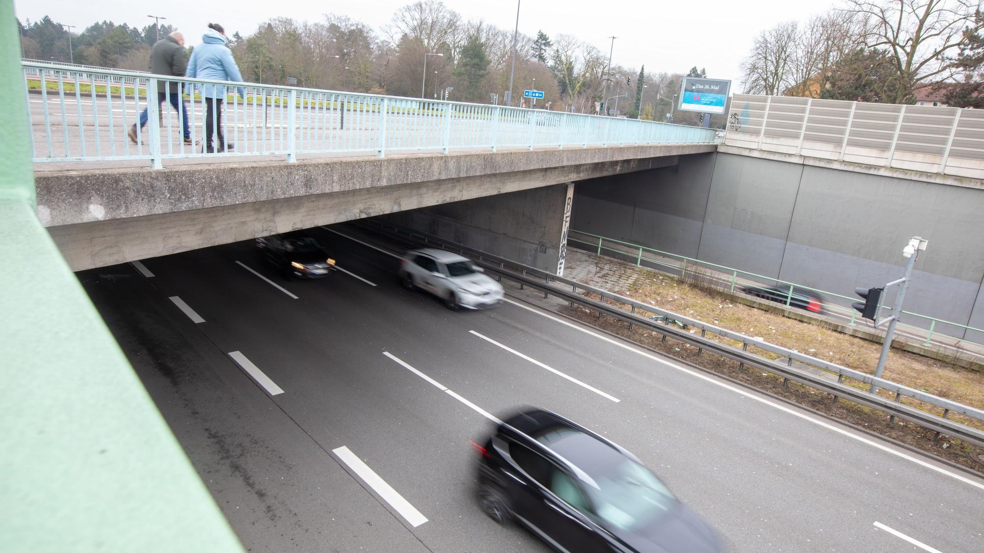 Eine Brücke führt über eine Autobahn.