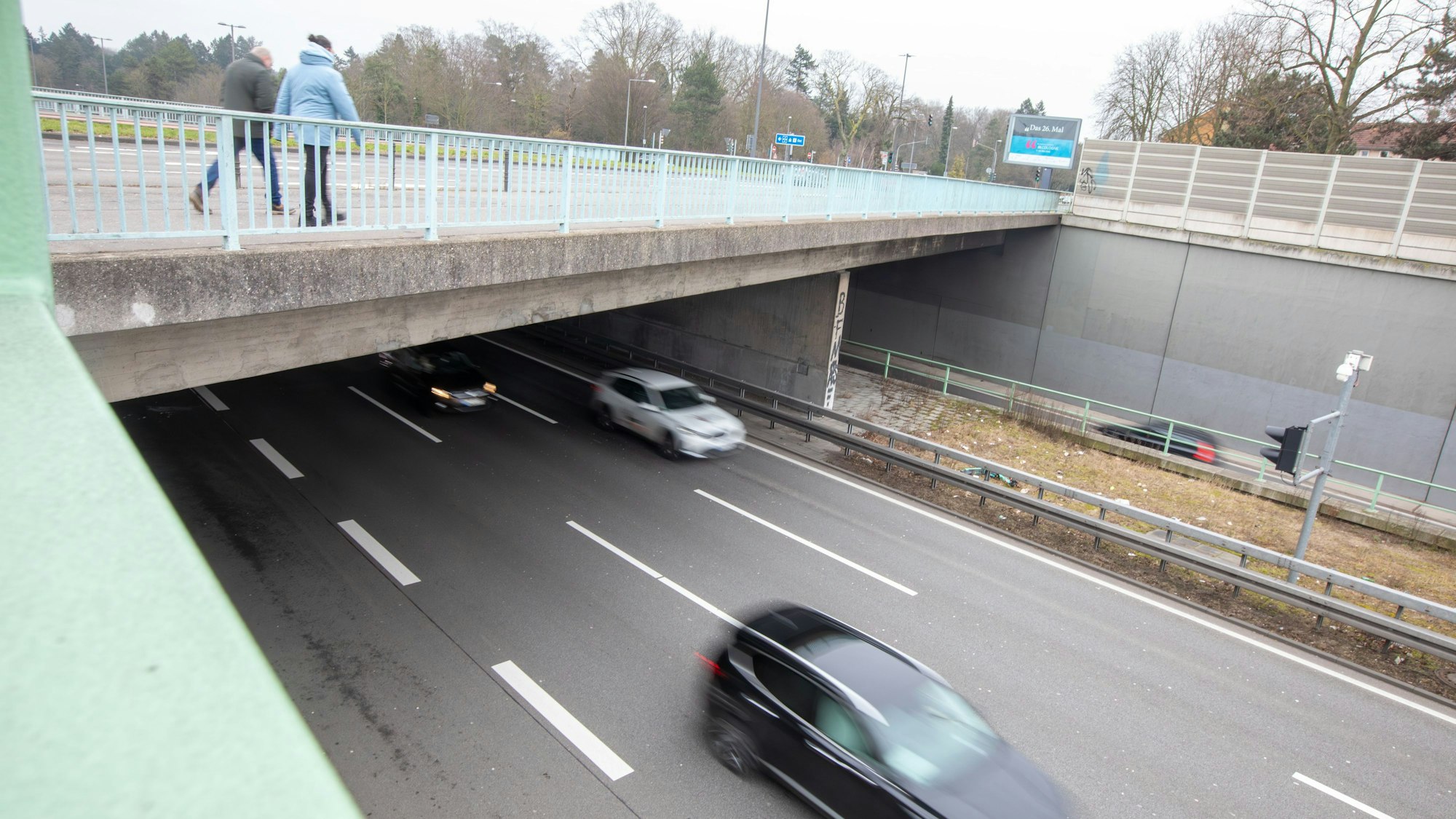 Eine Brücke führt über eine Autobahn.