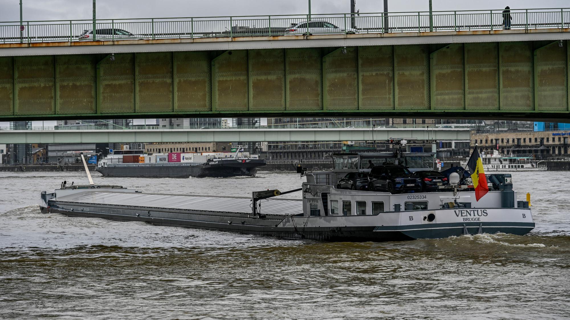 Für die Rheinschiffe wird es unter den Brücken bald eng.