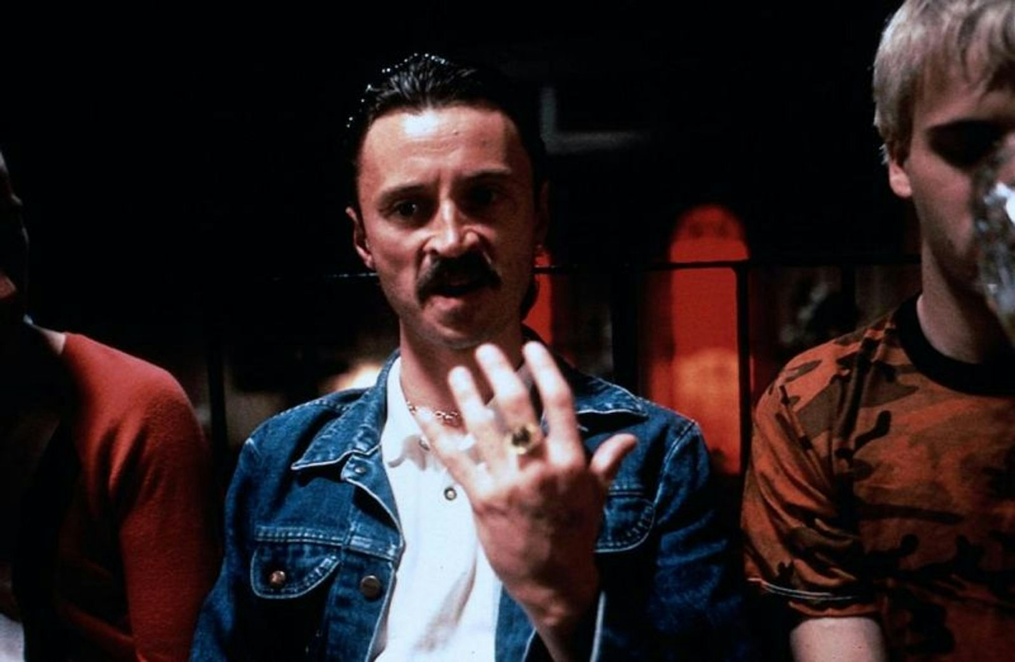 Robert Carlyle war schon 1996 ein bekannter Schauspieler. Nach seiner aggressiven Proletenrolle als Begbie in „Trainspotting“ landete er mit der Stripper-Komödie „Ganz oder gar nicht“ einen weiteren Kult-Erfolg. (Bild: Miramax)