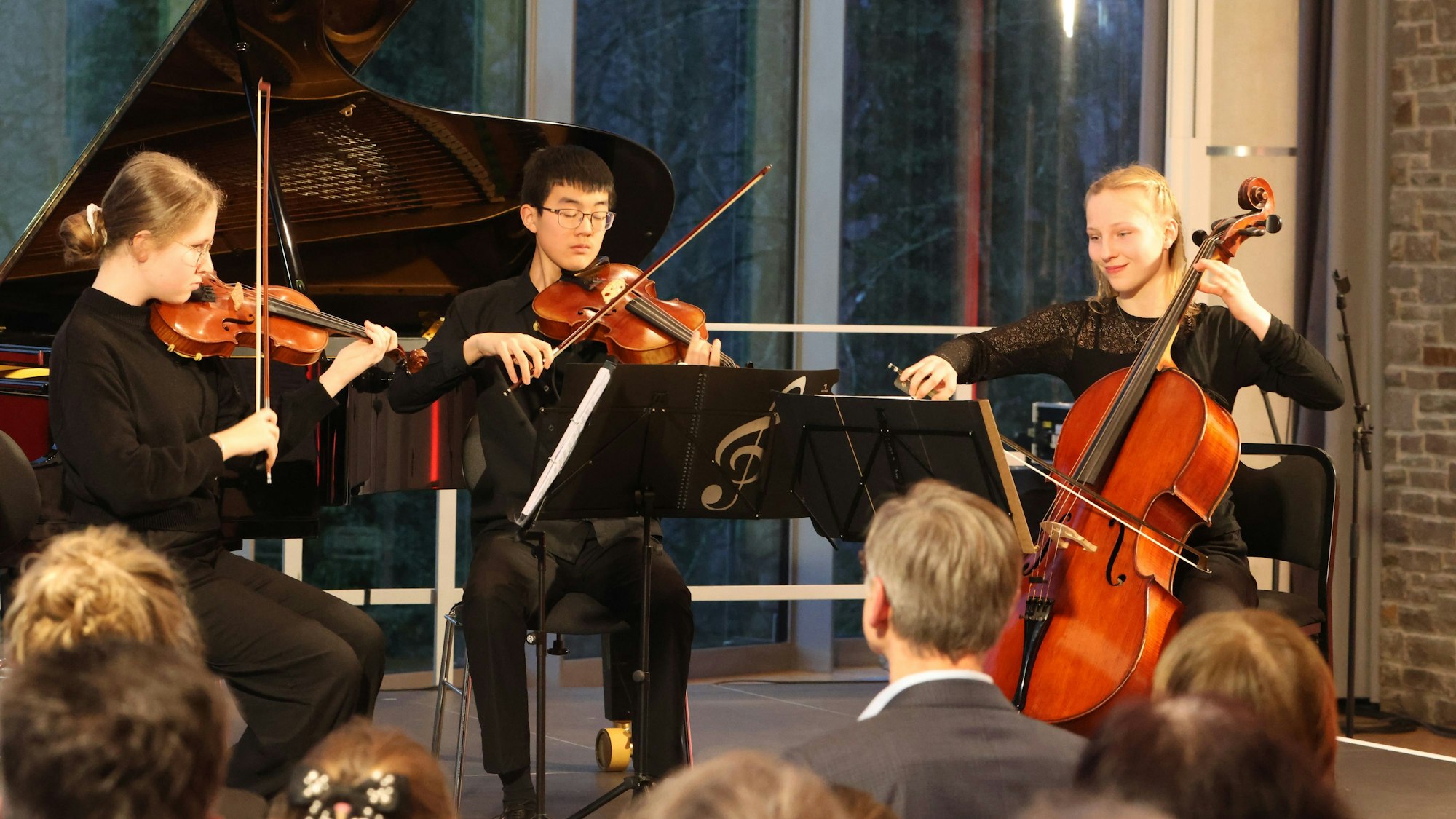 Die jungen Musiker auf der Bühne.