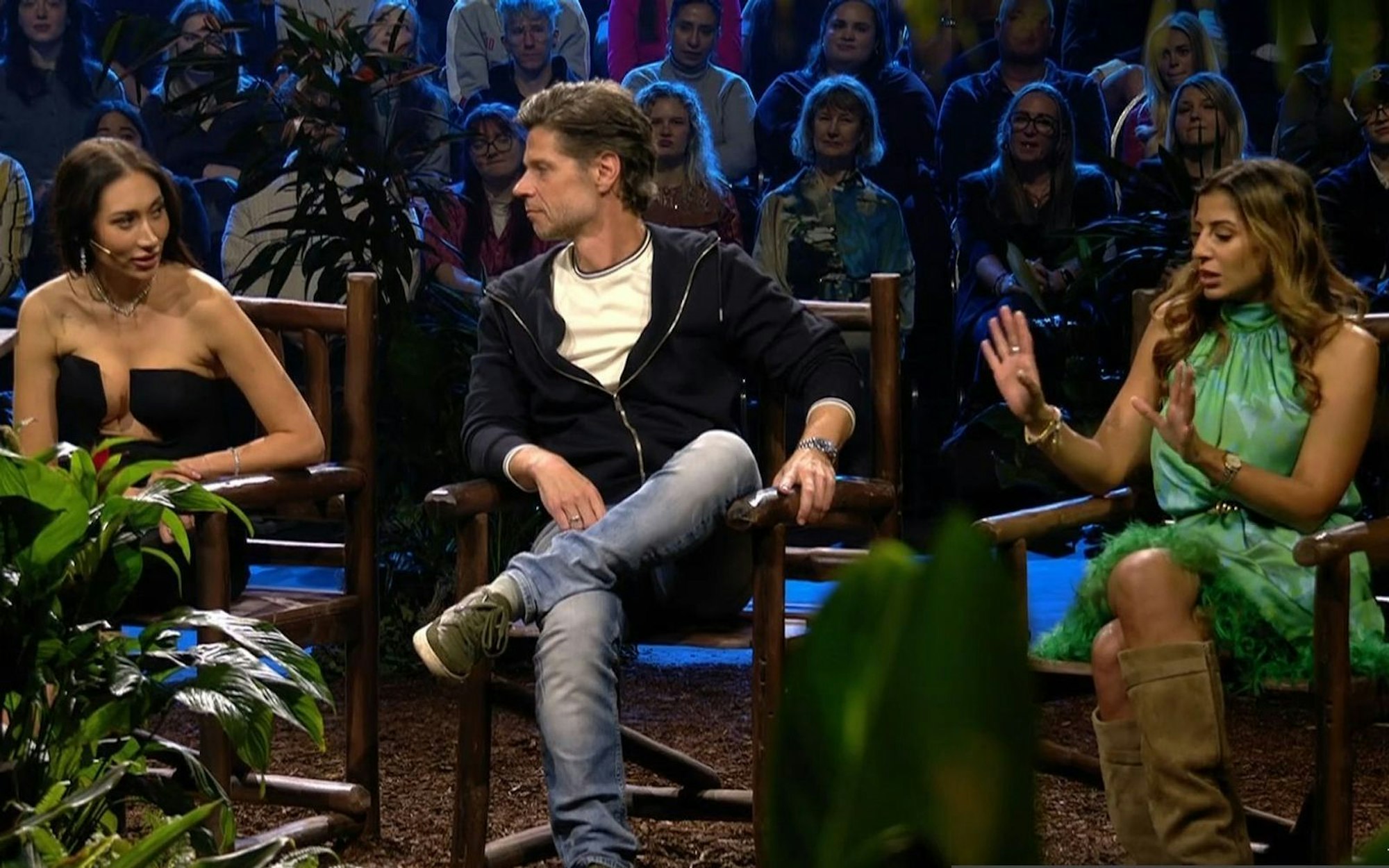 Stephen Dürr sitzt zwischen den Streithennen Samira (links) und Eva und amüsiert sich sehr. (Bild: RTL)