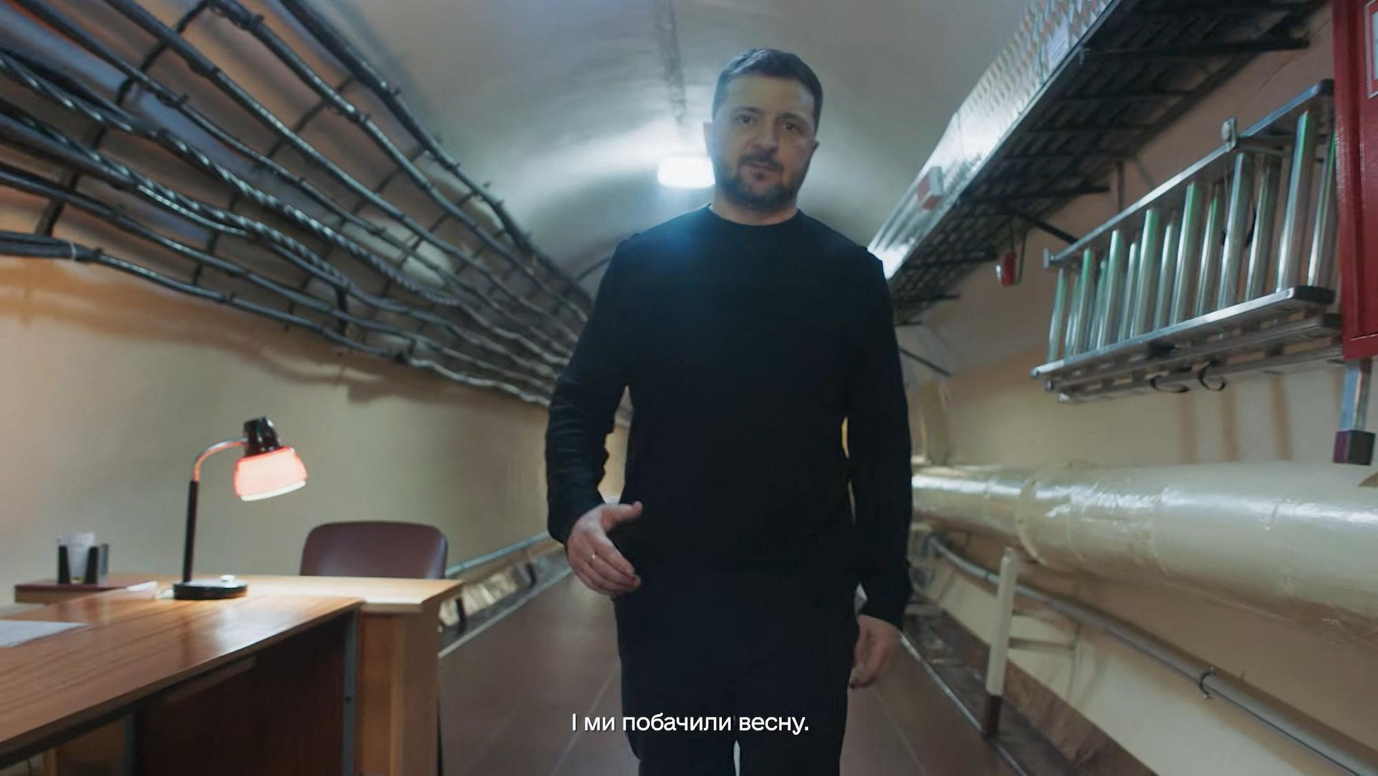 Ein Screenshot aus einem von der Ukraine veröffentlichten Video zeigt den ukrainischen Staatschef Wolodymyr Selenskyj in seinem Präsidentenbunker.