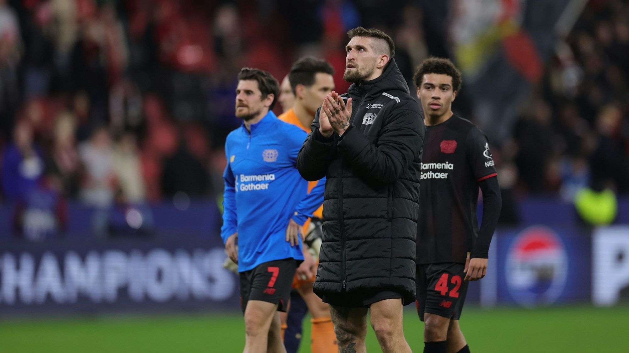 24.02.2026, Nordrhein-Westfalen, Leverkusen: Fußball, Männer, Champions League, K.O.-Runde, Zwischenrunde, Rückspiele, Bayer Leverkusen - Olympiakos Piräus, BayArena: Leverkusener Spieler bedanken sich nach dem Spiel bei den Fans. Foto: Rolf Vennenbernd/dpa +++ dpa-Bildfunk +++