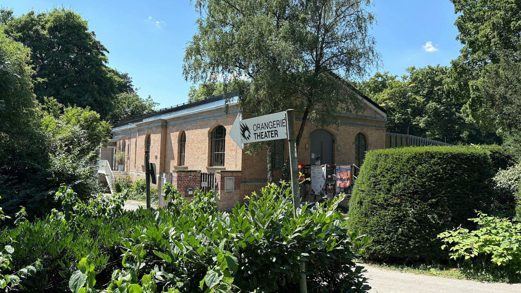 Ein Wegweiser zeigt den Weg zum Orangerie Theater in der Südstadt. (Archivbild)