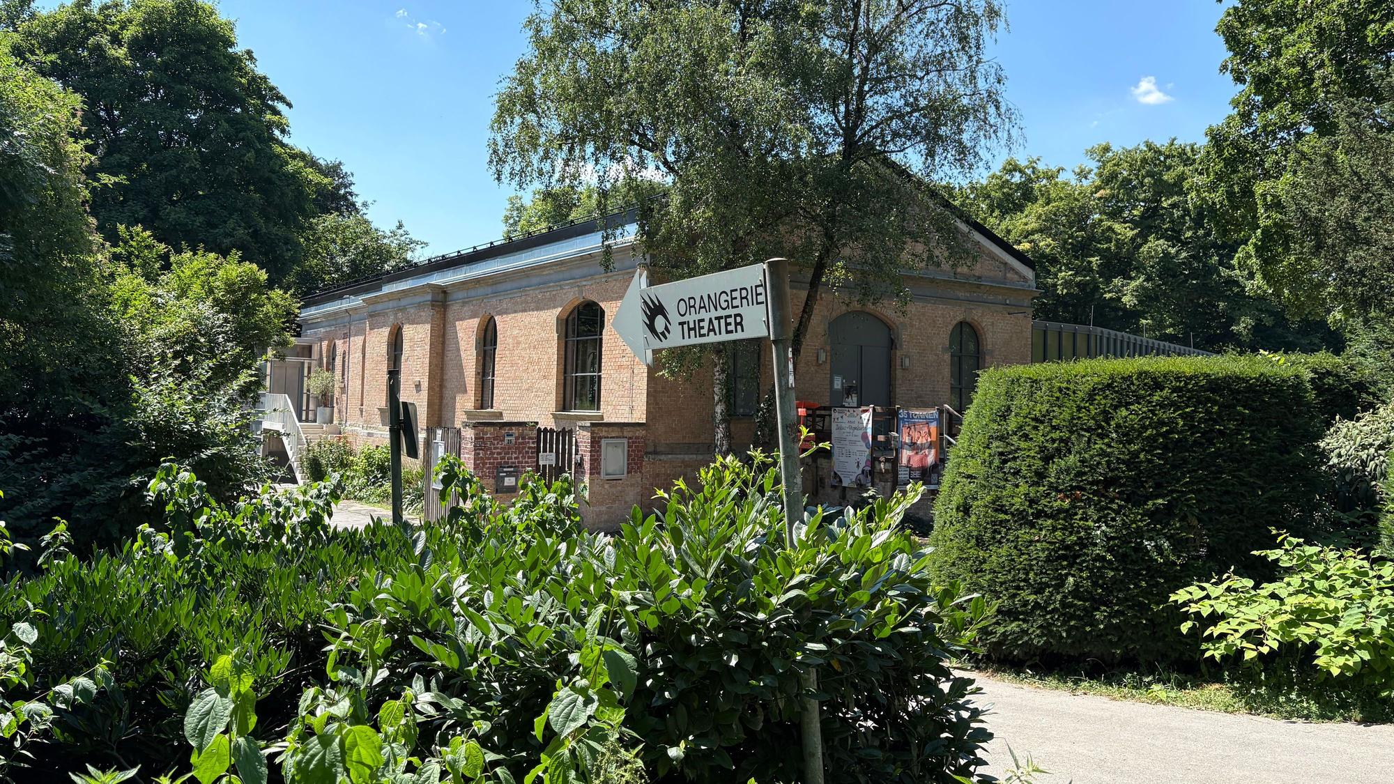 Wegweiser zum Orangerie Theater.