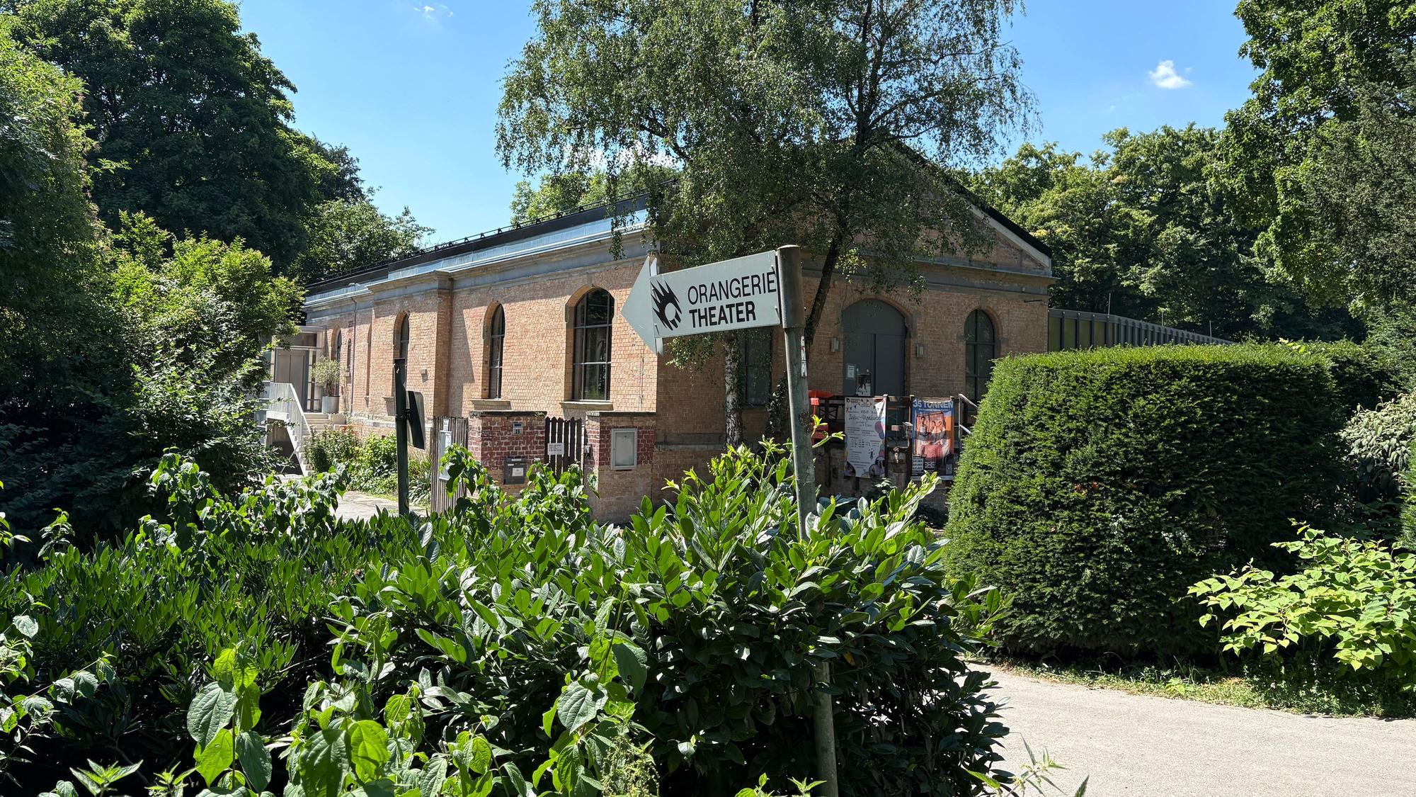 Ein Wegweiser zeigt den Weg zum Orangerie-Theater in der Südstadt. (Archivbild)