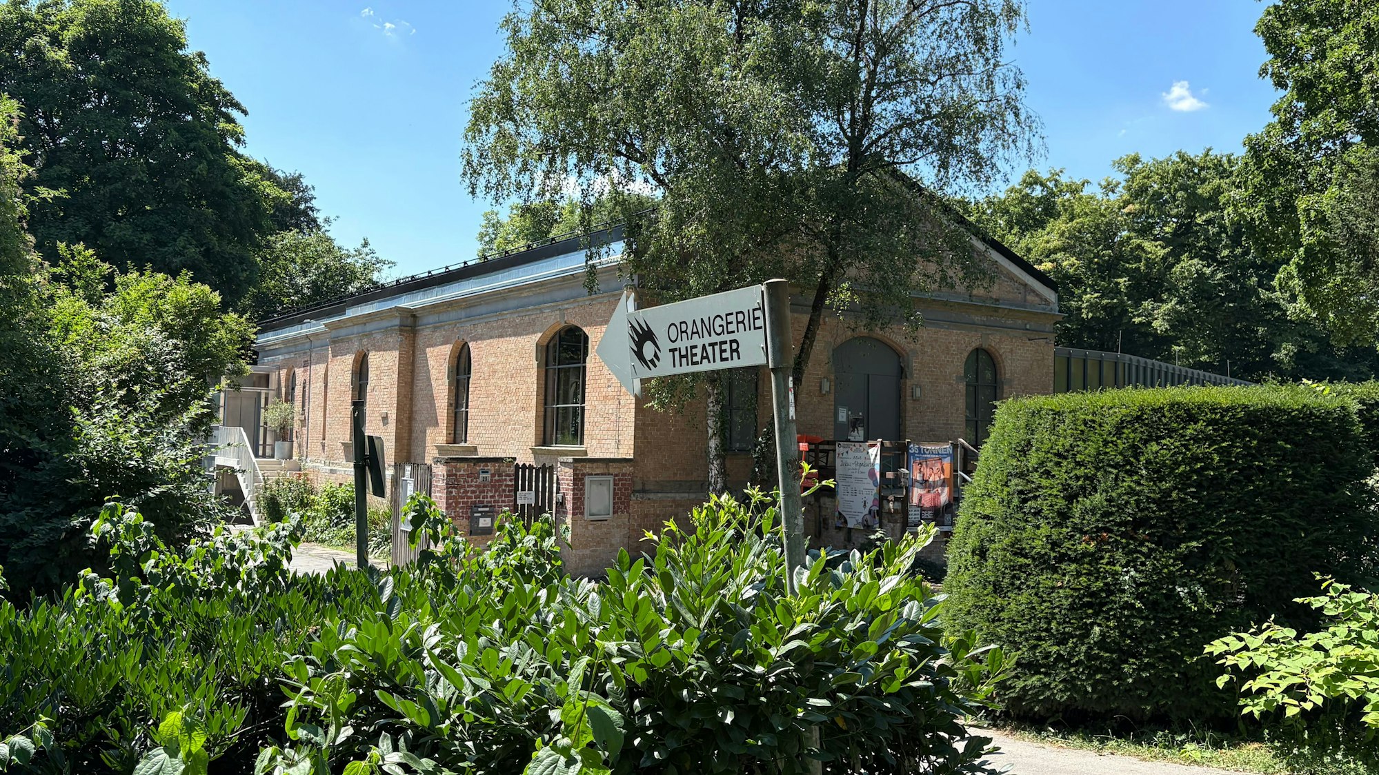 Ein Wegweiser zeigt den Weg zum dahinterliegenden Orangerie Theater in der Südstadt. (Archivbild)