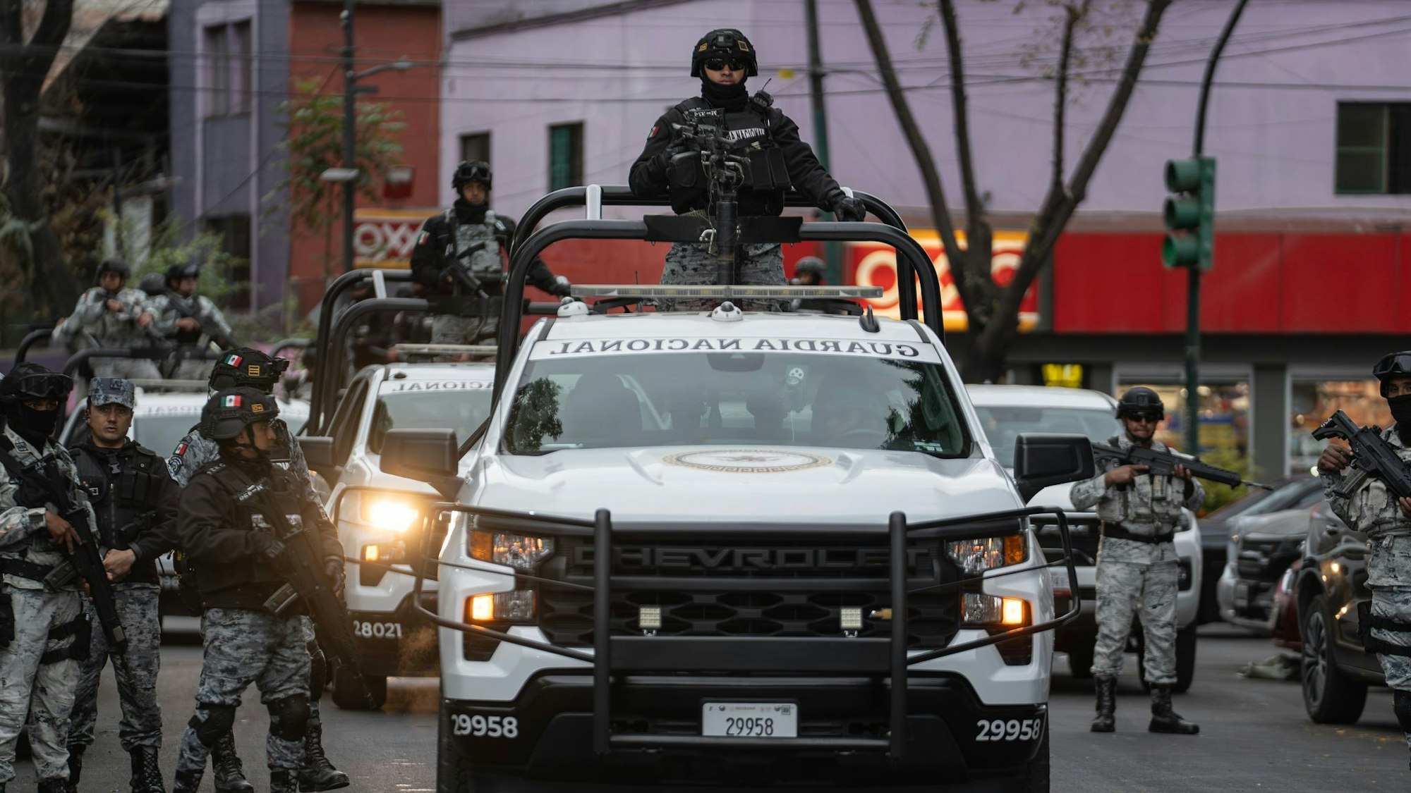 Bei den Kämpfen kommen mehr als 70 Menschen ums Leben, darunter 25 Soldaten der Nationalgarde.