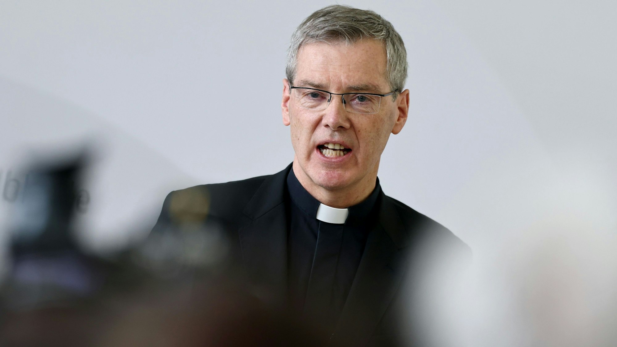 Bischof Heiner Wilmer, neuer Vorsitzender der Deutschen Bischofskonferenz, spricht bei einer Pressekonferenz nach seiner Wahl.