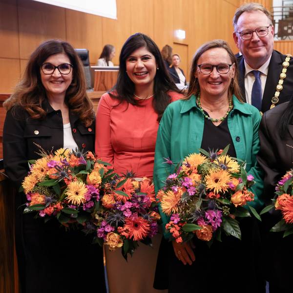 Die Bürgermeisterinnen (von links nach rechts) Teresa de Bellis-Olinger, Derya Karadag, Brigitta von Bülow, und Maria Helmis-Arend mit OB Torsten Burmester (Hintergrund).