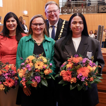 Die Bürgermeisterinnen (von links nach rechts) Teresa de Bellis-Olinger, Derya Karadag, Brigitta von Bülow, und Maria Helmis-Arend mit OB Torsten Burmester (Hintergrund).