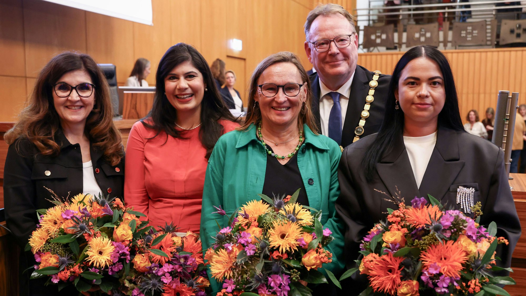 Die Bürgermeisterinnen (von links nach rechts) Teresa de Bellis-Olinger, Derya Karadag, Brigitta von Bülow, und Maria Helmis-Arend mit OB Torsten Burmester (Hintergrund).