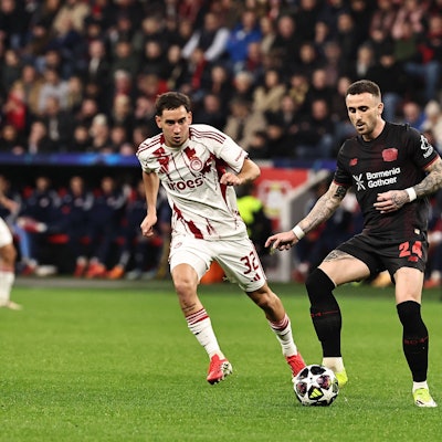 GER, Champions League, Bayer Leverkusen vs Olympiakos Piräus / 24.02.2026, BayArena, Leverkusen, GER, Champions League, Bayer Leverkusen vs Olympiakos Piräus im Bild Aleix Garcia Bayer 04 Leverkusen, 24, rot vor Santiago Hetze Olympiakos Piräus, 32, weiß am Ball / Zweikampf *** GER, Champions League, Bayer Leverkusen vs Olympiakos Piraeus 24 02 2026, BayArena, Leverkusen, GER, Champions League, Bayer Leverkusen vs Olympiakos Piraeus in the picture Aleix Garcia Bayer 04 Leverkusen, 24, red in front of Santiago Hetze Olympiakos Piraeus, 32, white on the ball duel nordphotoxGmbHx/xSJS nph00070