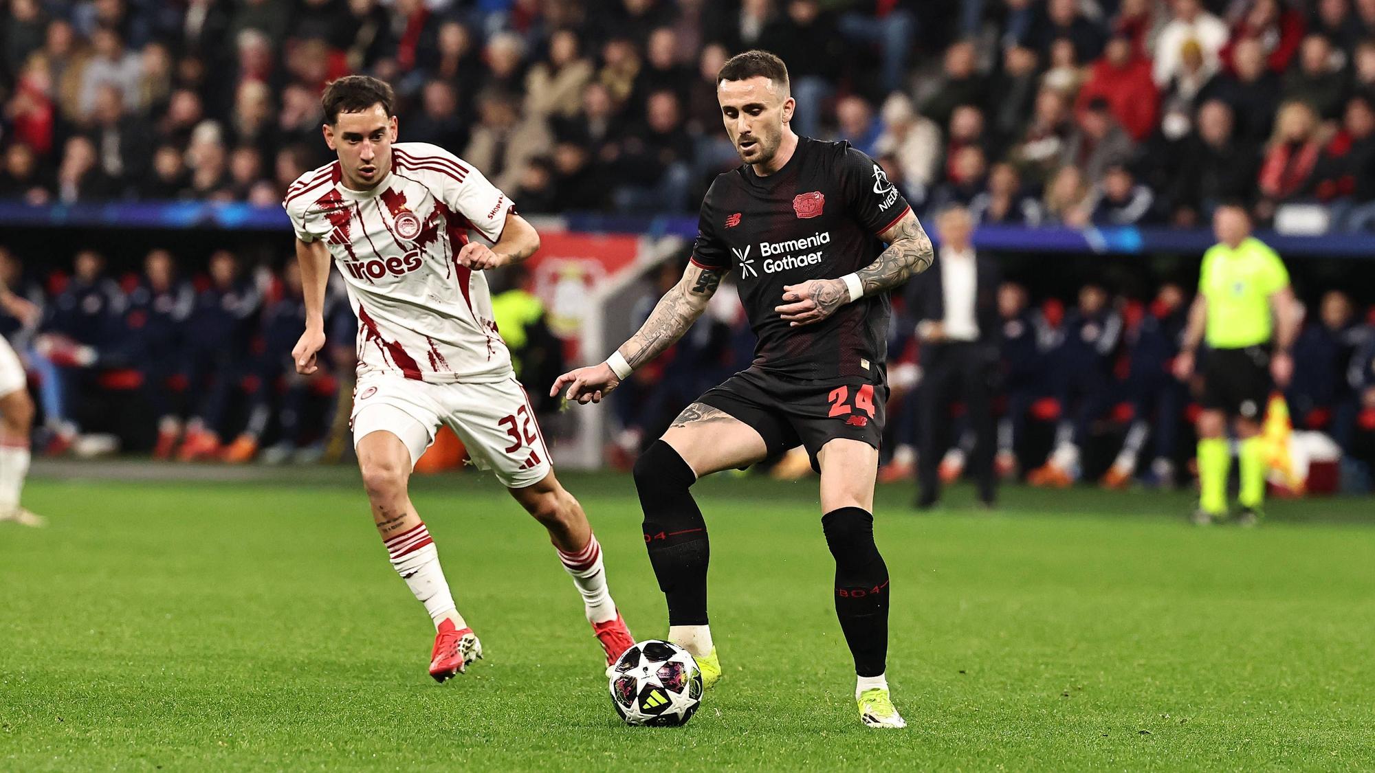 GER, Champions League, Bayer Leverkusen vs Olympiakos Piräus / 24.02.2026, BayArena, Leverkusen, GER, Champions League, Bayer Leverkusen vs Olympiakos Piräus im Bild Aleix Garcia Bayer 04 Leverkusen, 24, rot vor Santiago Hetze Olympiakos Piräus, 32, weiß am Ball / Zweikampf *** GER, Champions League, Bayer Leverkusen vs Olympiakos Piraeus 24 02 2026, BayArena, Leverkusen, GER, Champions League, Bayer Leverkusen vs Olympiakos Piraeus in the picture Aleix Garcia Bayer 04 Leverkusen, 24, red in front of Santiago Hetze Olympiakos Piraeus, 32, white on the ball duel nordphotoxGmbHx/xSJS nph00070