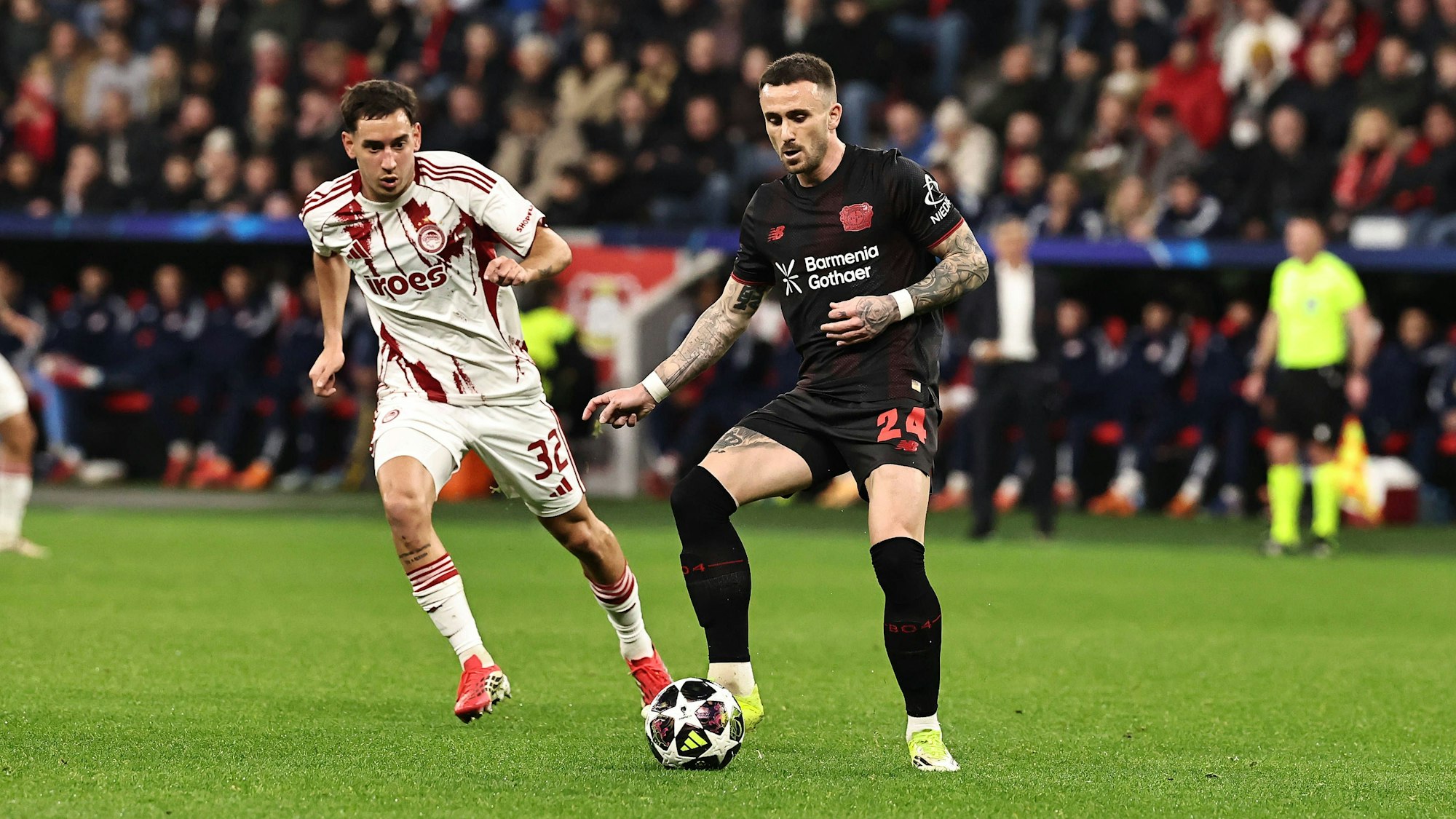 GER, Champions League, Bayer Leverkusen vs Olympiakos Piräus / 24.02.2026, BayArena, Leverkusen, GER, Champions League, Bayer Leverkusen vs Olympiakos Piräus im Bild Aleix Garcia Bayer 04 Leverkusen, 24, rot vor Santiago Hetze Olympiakos Piräus, 32, weiß am Ball / Zweikampf *** GER, Champions League, Bayer Leverkusen vs Olympiakos Piraeus 24 02 2026, BayArena, Leverkusen, GER, Champions League, Bayer Leverkusen vs Olympiakos Piraeus in the picture Aleix Garcia Bayer 04 Leverkusen, 24, red in front of Santiago Hetze Olympiakos Piraeus, 32, white on the ball duel nordphotoxGmbHx/xSJS nph00070