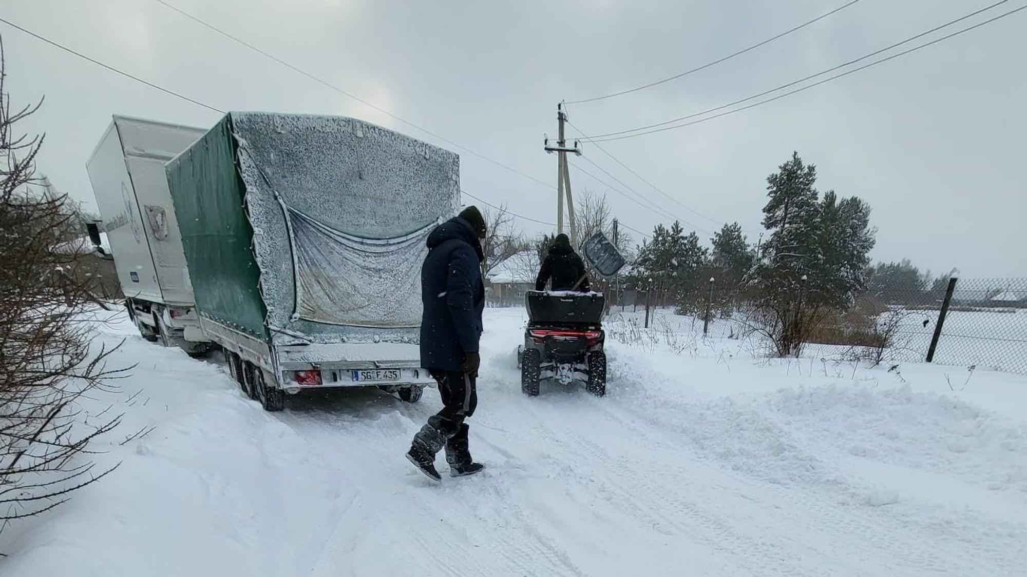 Ein Lkw steht auf einer Straße im Schnee.