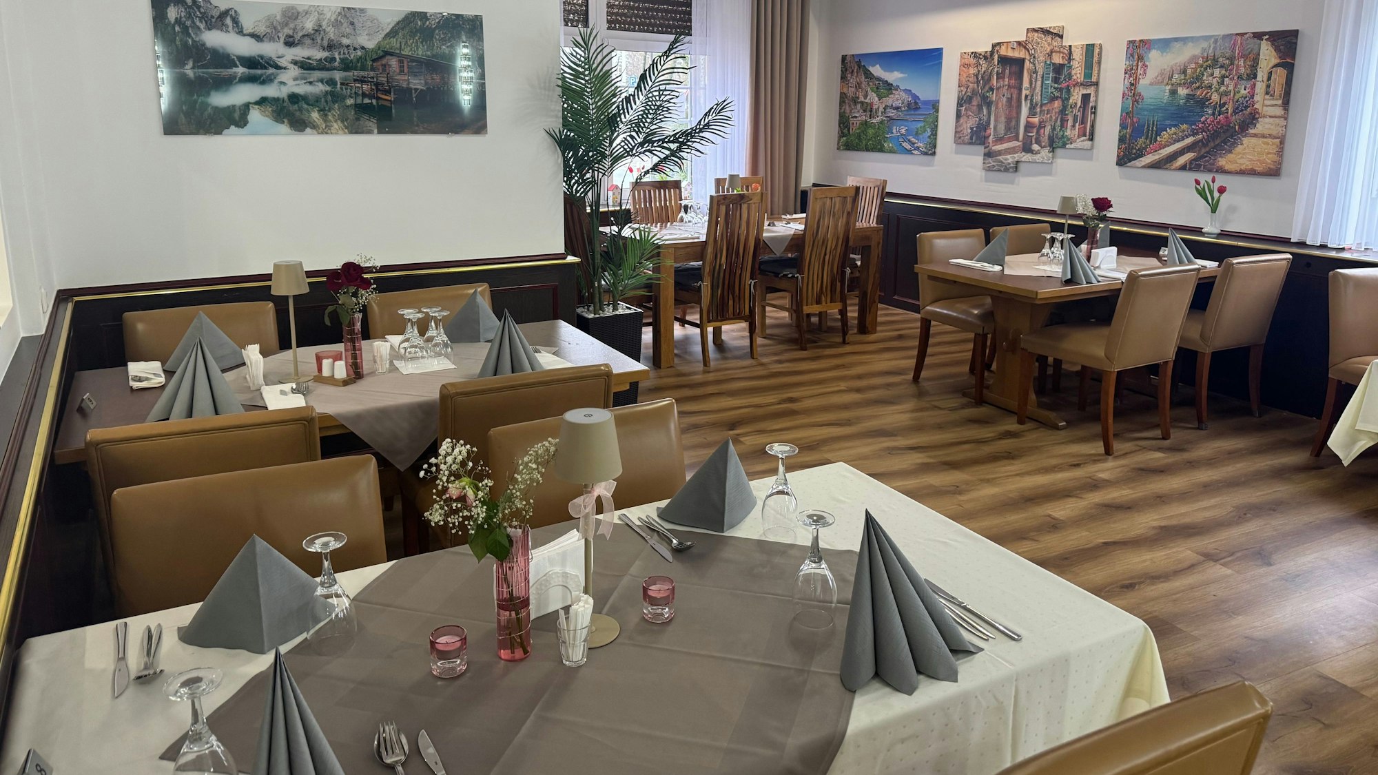 Auf dem Bild ist der Gastraum des sanierten neuen Restaurants zu sehen.