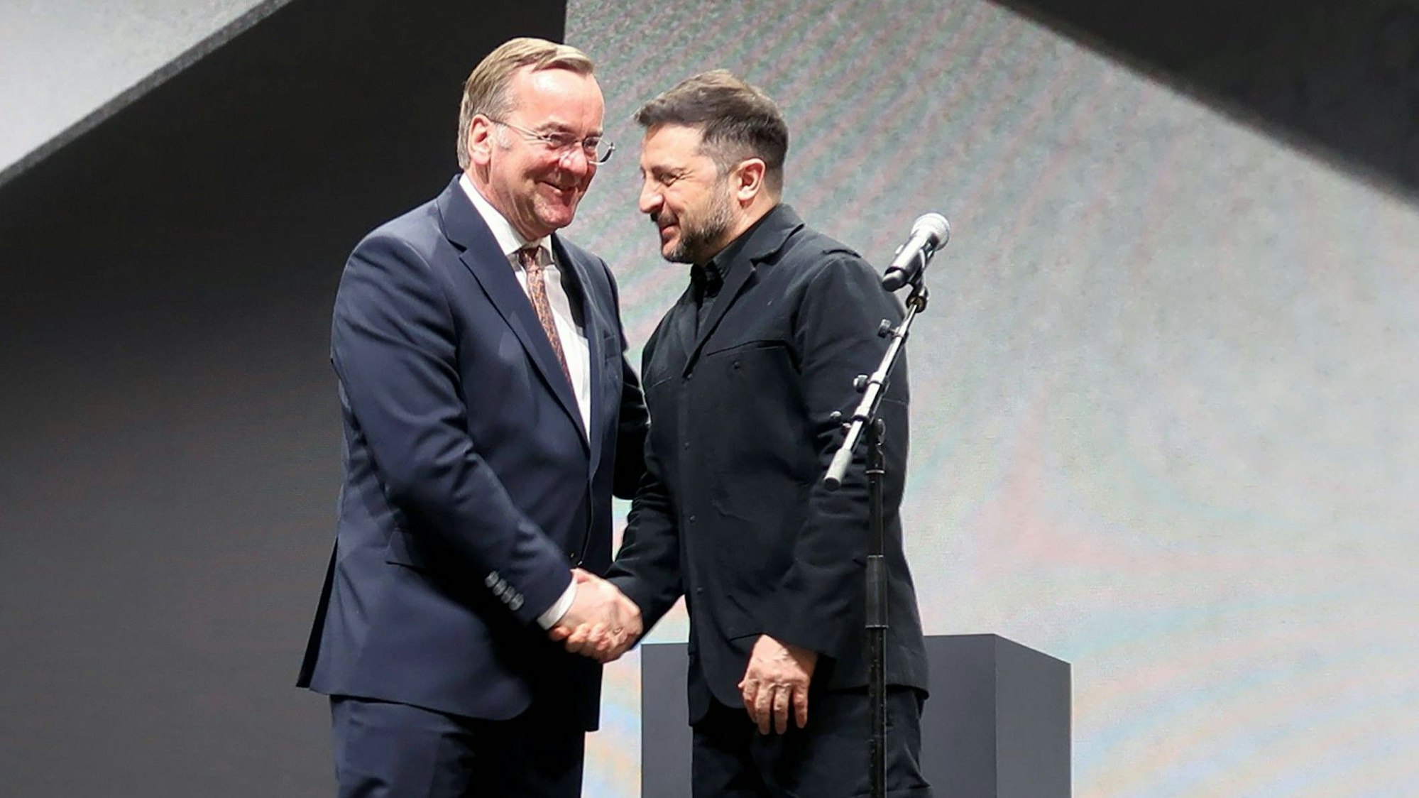 Bundesverteidigungsminister Boris Pistorius (SPD) begrüßt den ukrainischen Präsidenten Wolodymyr Selenskyj bei einem Aufeinandertreffen in München. (Archivbild)