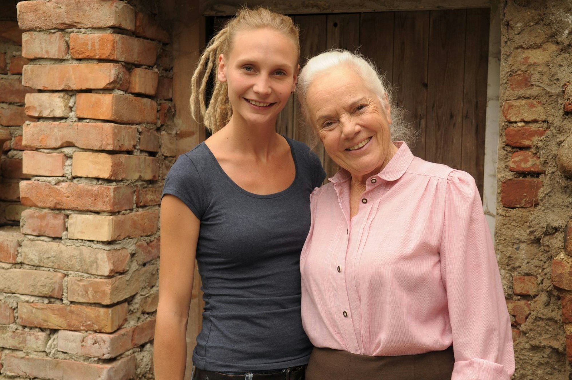 Ursula Erber (rechts), hier mit Josephine Kroetz, steigt bei „Dahoam is Dahoam“ aus. (Bild: BR/Jo Bischoff)
