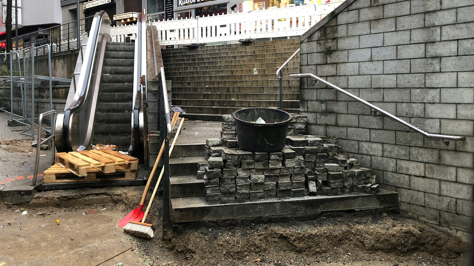 Baustelle rund um eine Rolltreppe am Wiener Platz