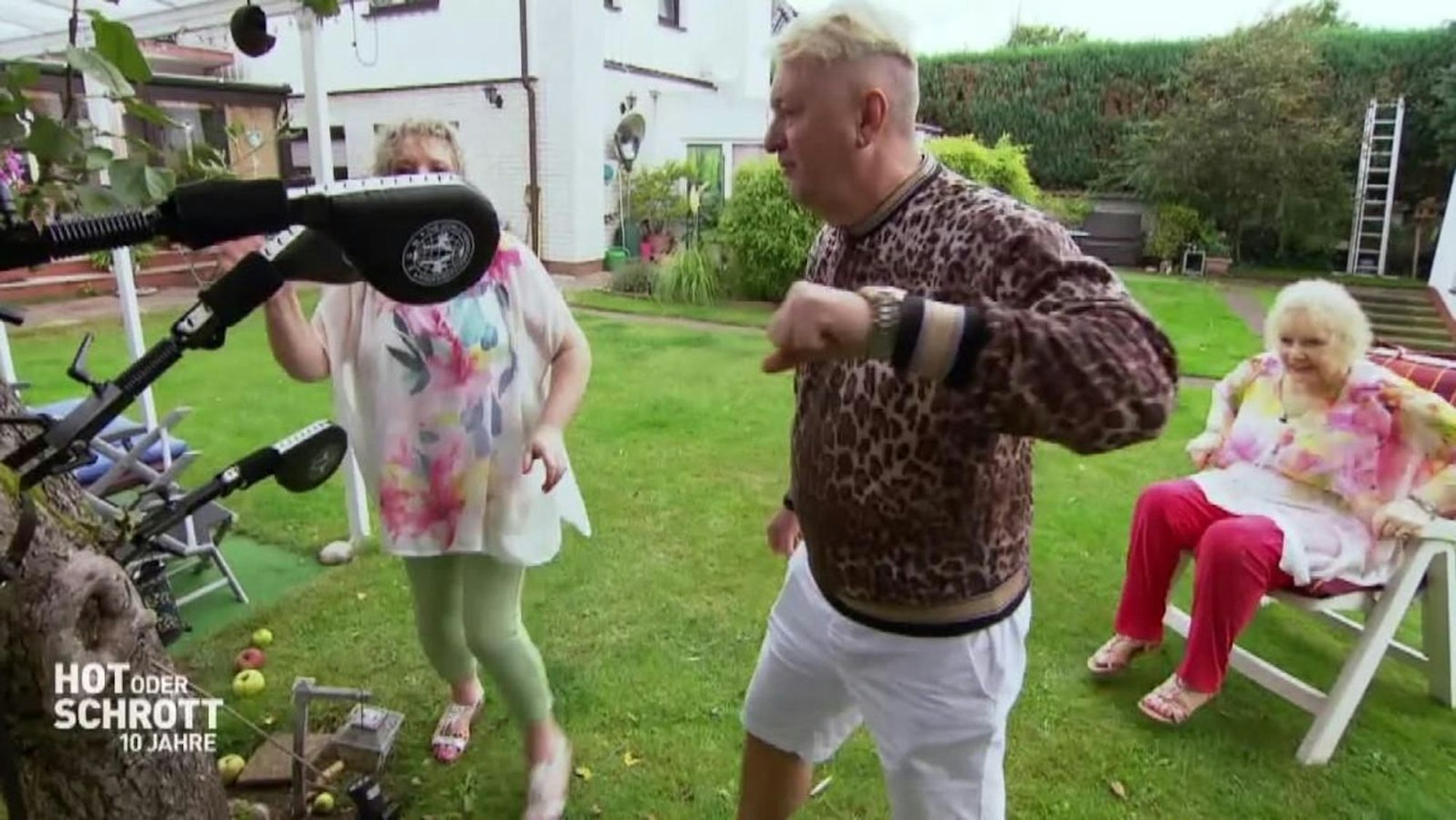 Gemeinsam mit Conny (l.) und Heidrun (r.) testet Hubert Fella die „Taekwondo Kick Pads“. (Bild: RTL)