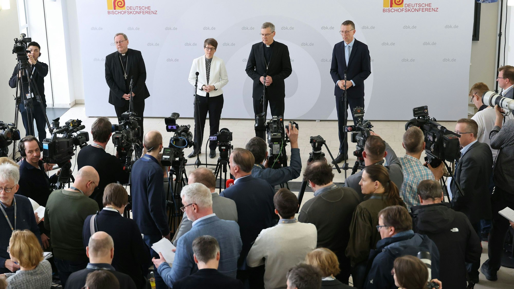 Bischof Georg Bätzing (von links nach rechts), bisheriger Vorsitzender der Deutschen Bischofskonferenz, Beate Gilles, Generalsekretärin der Deutschen Bischofskonferenz, und Bischof Heiner Wilmer, neuer Vorsitzender der Deutschen Bischofskonferenz, sprechen bei einer Pressekonferenz nach der Wahl des neuen Vorsitzenden der DBK.