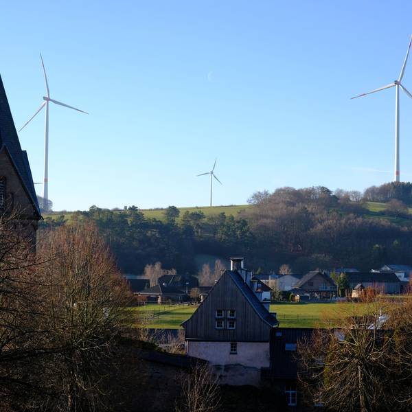 Blick von Kallmuth (im Vordergrund ist der Turm der Pfarrkirche zu sehen) auf den Ravelsberg, wo drei Windkraftanlagen stehen.