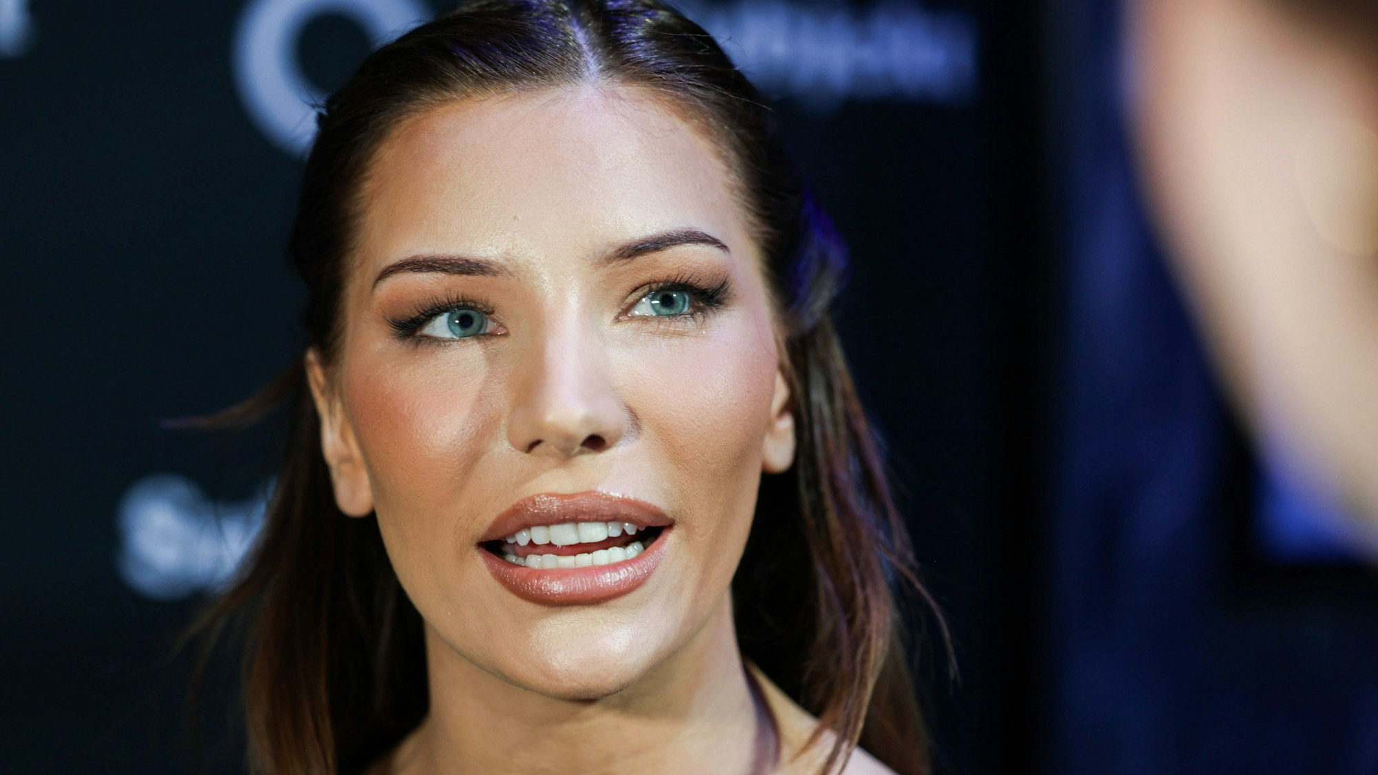 Nora Haukland spricht mit Reportern.