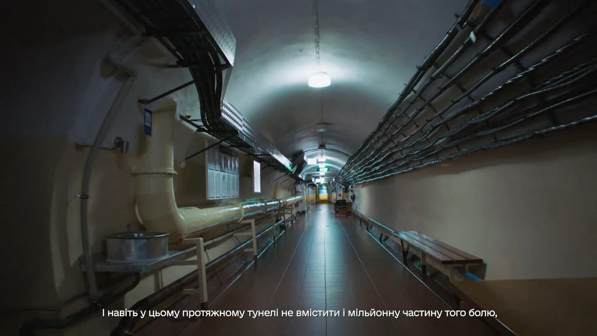 Ein Screenshot aus einem von der Ukraine veröffentlichten Video zeigt einen Blick in einen Gang in einem bisher geheimen Bunker unter dem ukrainischen Präsidentenpalast. Mittlerweile werde der Bunker nicht mehr genutzt, heißt es aus der Ukraine.