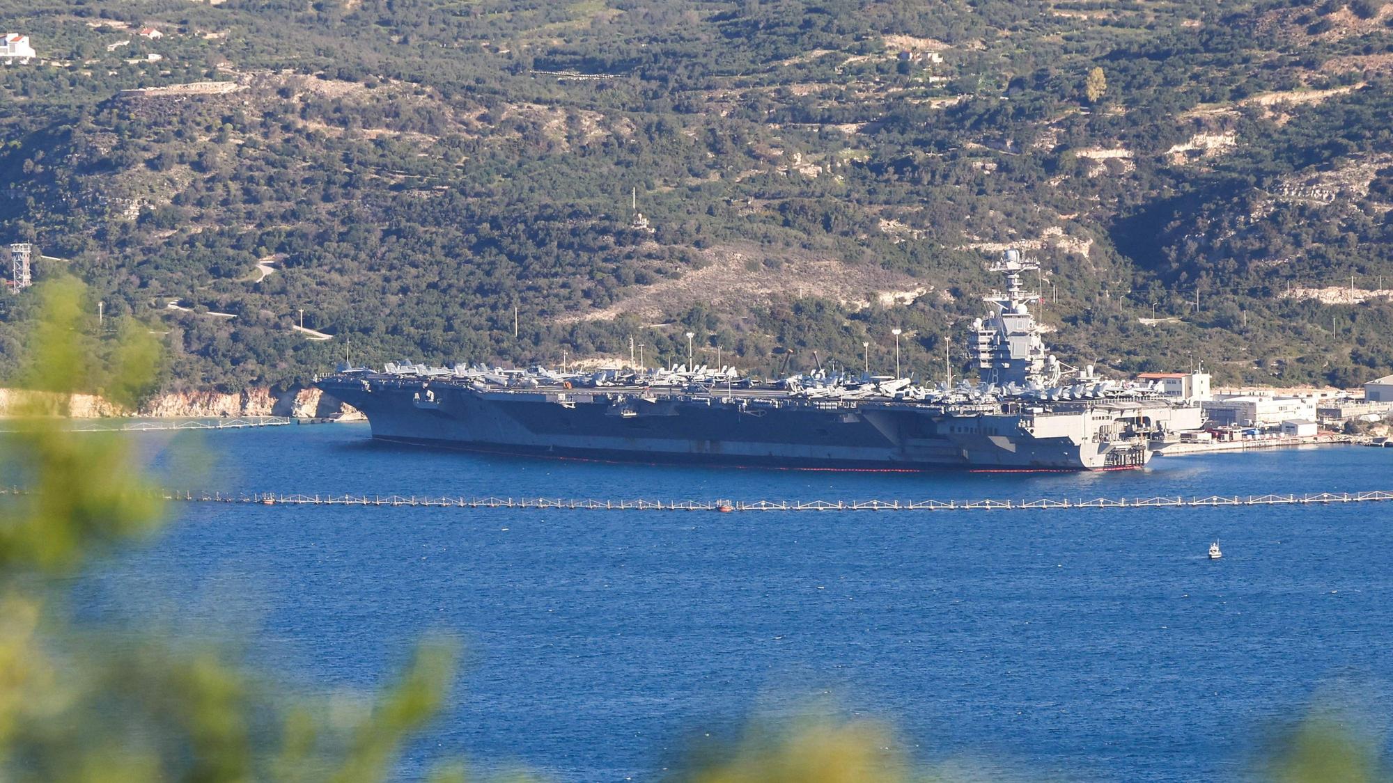 Der US-Flugzeugträger USS Gerald Ford liegt in der Souda-Bucht auf der griechischen Mittelmeerinsel Kreta vor Anker. Auf militärischen Befehl von US-Präsident Donald Trump ist das weltweit größte Kriegsschiff auf dem Weg in den Nahen Osten. Dort soll es sich 13 weiteren in der Region stationierten Kriegsschiffen anschließen