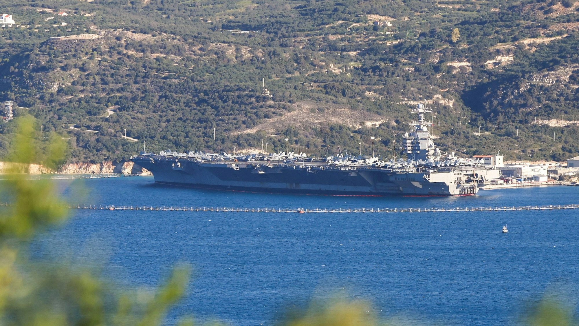Der US-Flugzeugträger USS Gerald Ford liegt in der Souda-Bucht auf der griechischen Mittelmeerinsel Kreta vor Anker. Auf militärischen Befehl von US-Präsident Donald Trump ist das weltweit größte Kriegsschiff auf dem Weg in den Nahen Osten. Dort soll es sich 13 weiteren in der Region stationierten Kriegsschiffen anschließen
