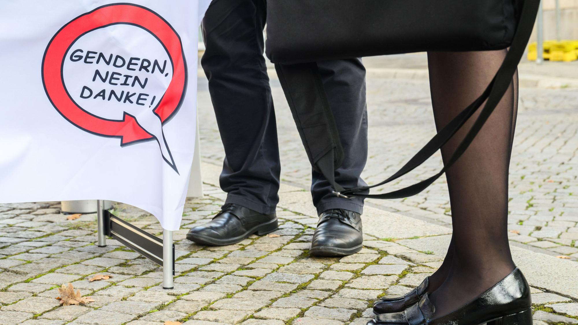 Auf einem Banner steht „Gendern, nein Danke!“ (Symbolbild)