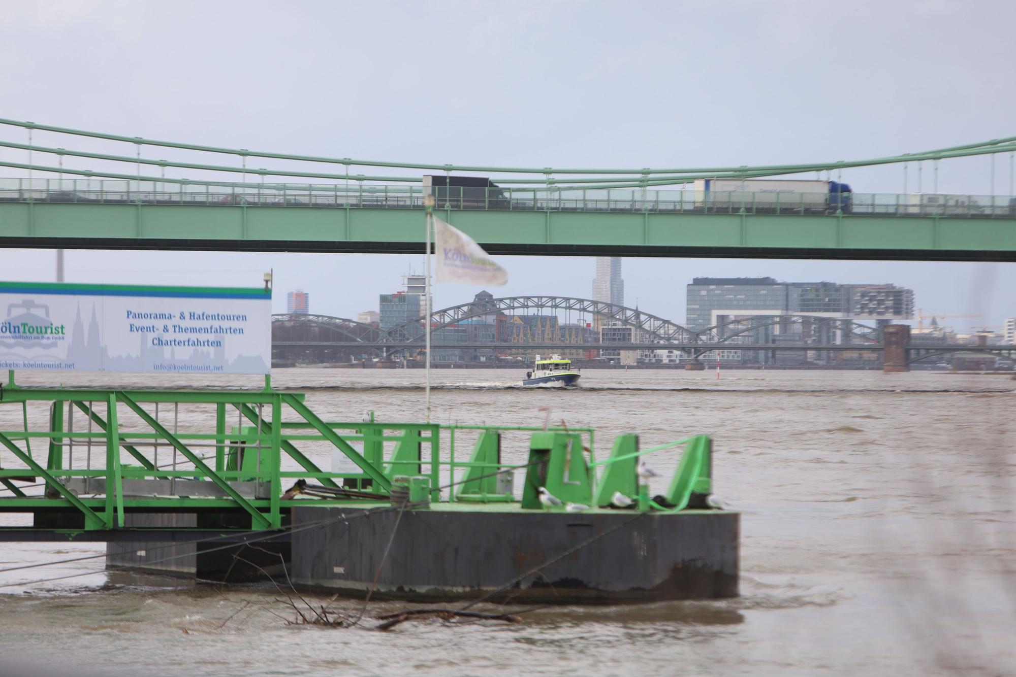 Der Rhein in Köln führt aktuell deutlich Hochwasser (Foto vom Montag, 23. Februar).
