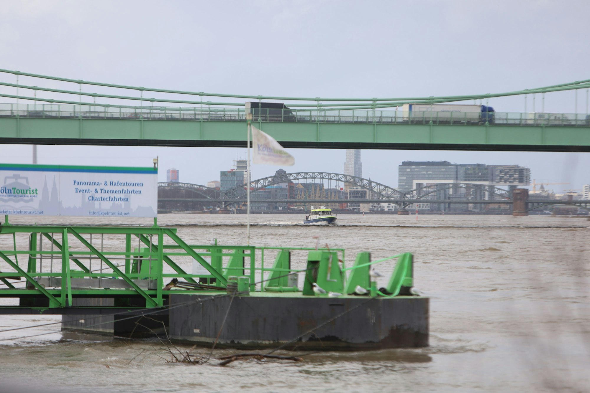Der Rhein in Köln führt aktuell deutlich Hochwasser (Foto vom Montag, 23. Februar).
