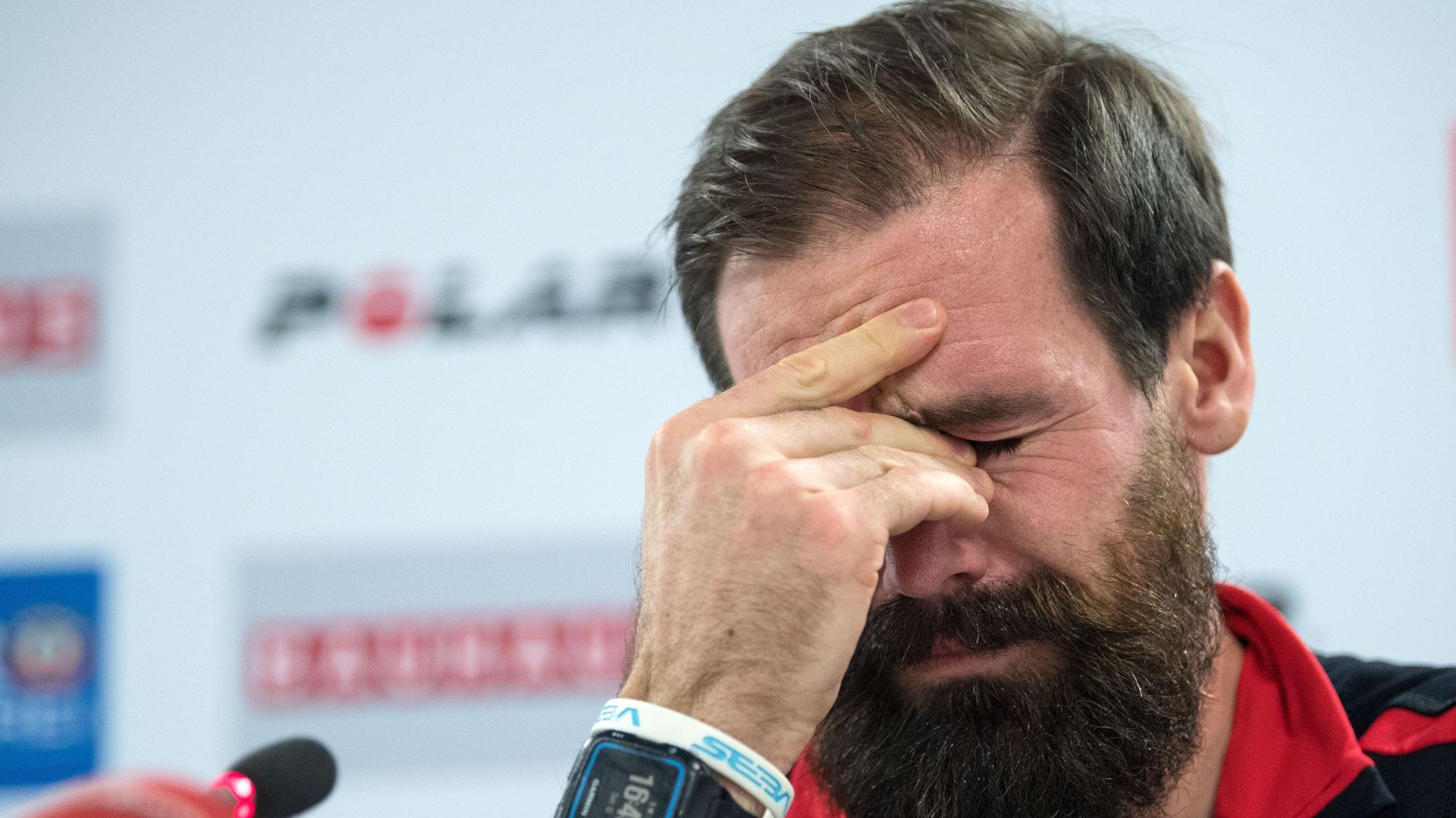 Der von Deutschland nach Belgien gewechselte Staffel-Olympiasieger Michael Rösch verkündet auf einer Pressekonferenz in Oberhof das Ende seiner aktiven Biathlon-Karriere.