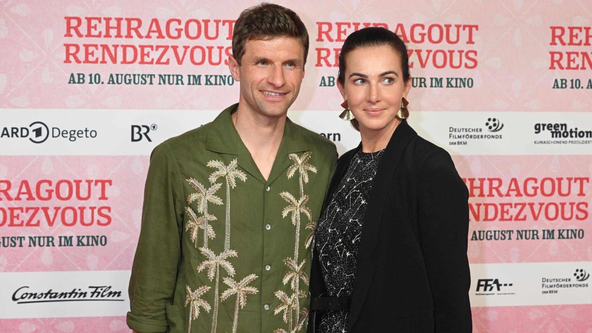 Der Fußballer Thomas Müller und seine Frau Lisa stehen bei der Weltpremiere Hörhager/dpa +++ dpa-Bildfunk +++