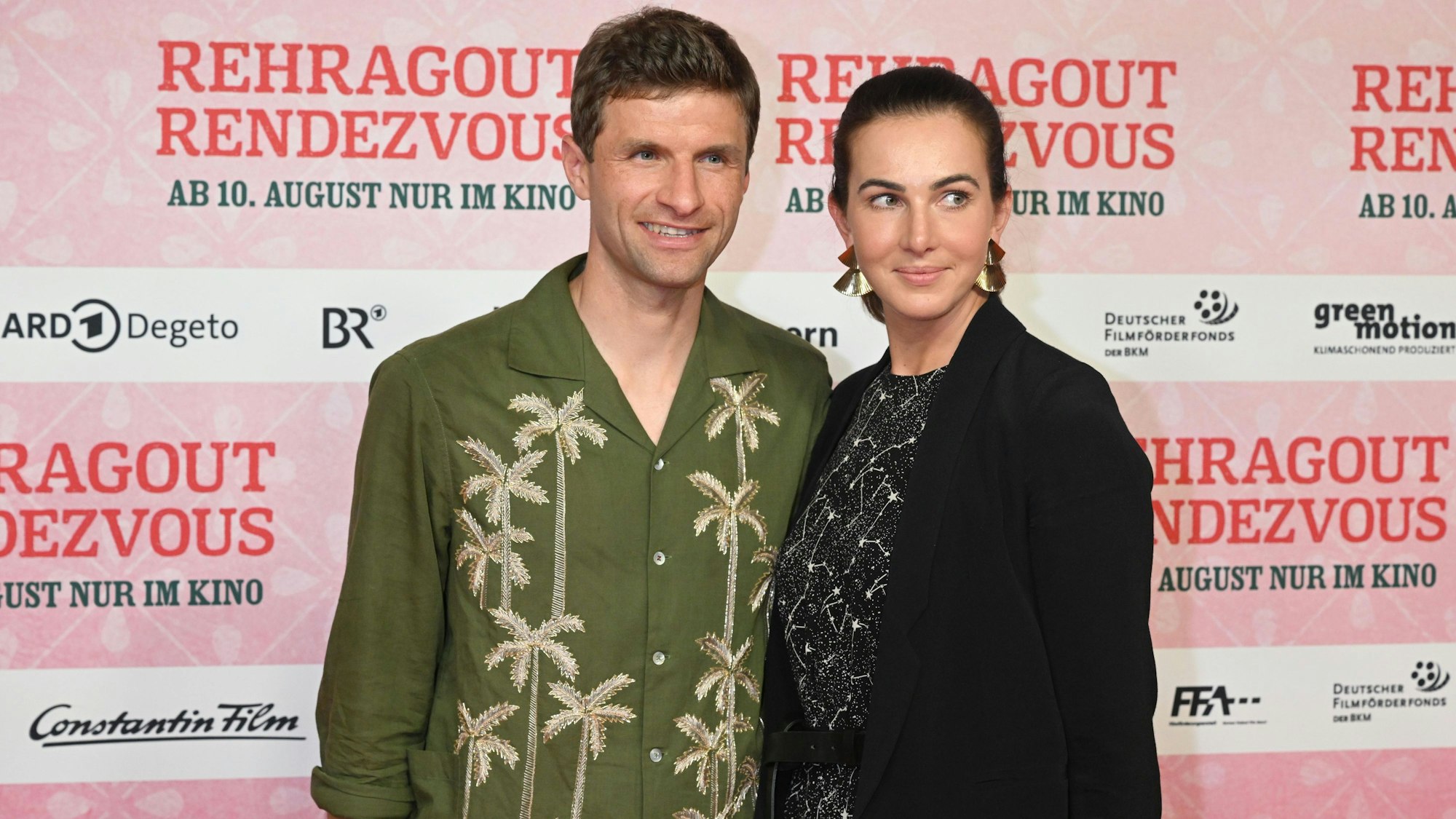 Der Fußballer Thomas Müller und seine Frau Lisa stehen bei der Weltpremiere Hörhager/dpa +++ dpa-Bildfunk +++