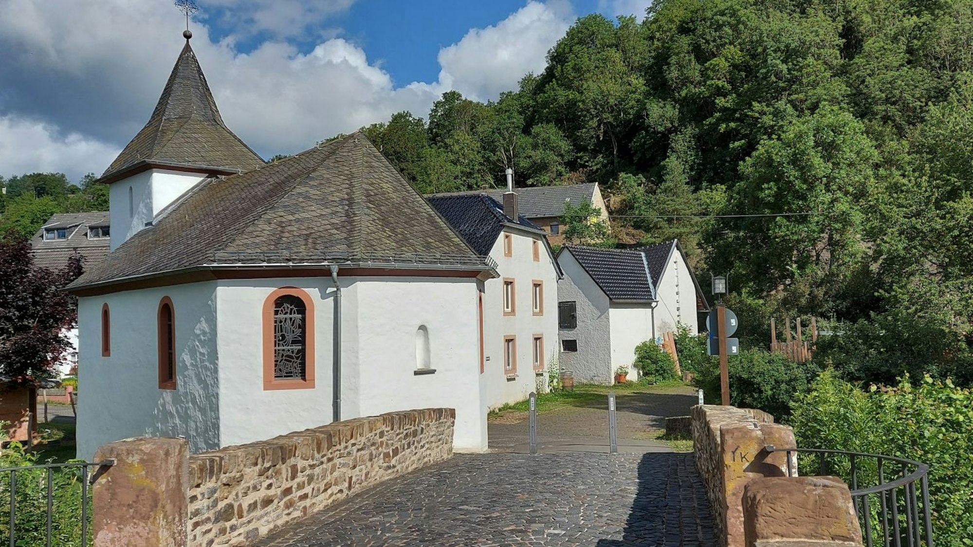 Eine Brücke führt zur Brigida-Kapelle in Kronenburgerhütte in der Gemeinde Dahlem.