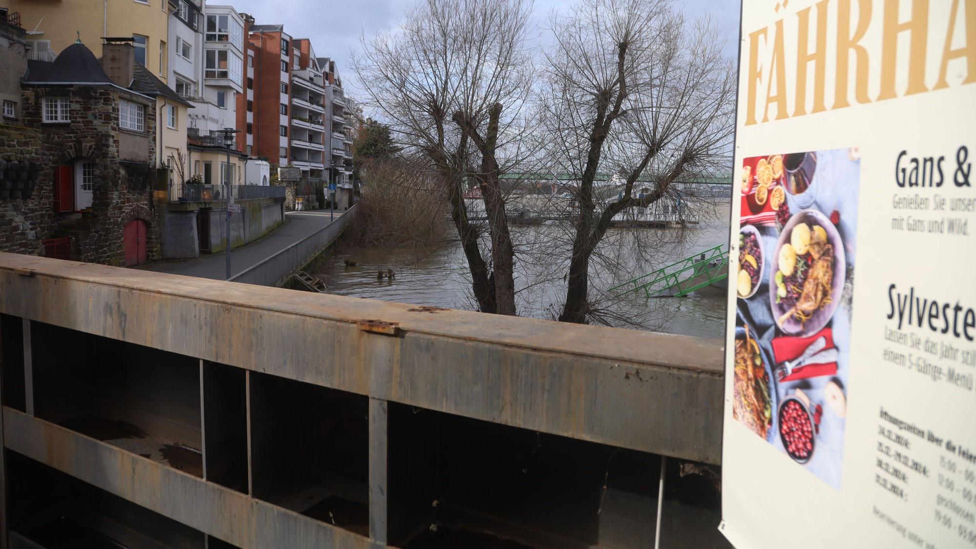 Ab einem Pegel von 6,80 Metern muss das sogenannte Hubtor in Rodenkirchen als Teil des Hochwasserschutzes geschlossen sein.