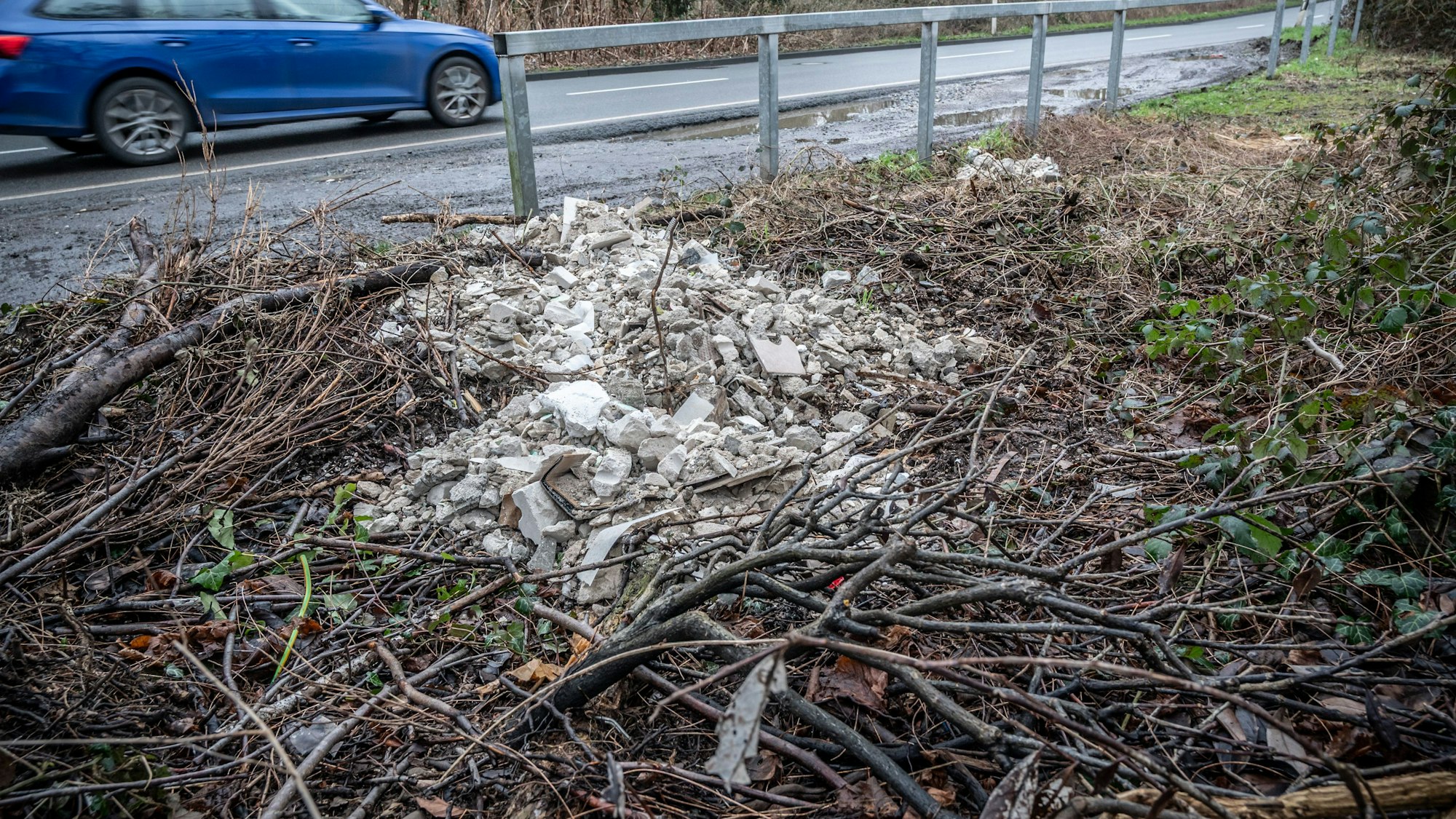 An Stellen, an denen Pkw oder Kleintransporter unbemerkt mal schnell halten können, liegt oft Müll.