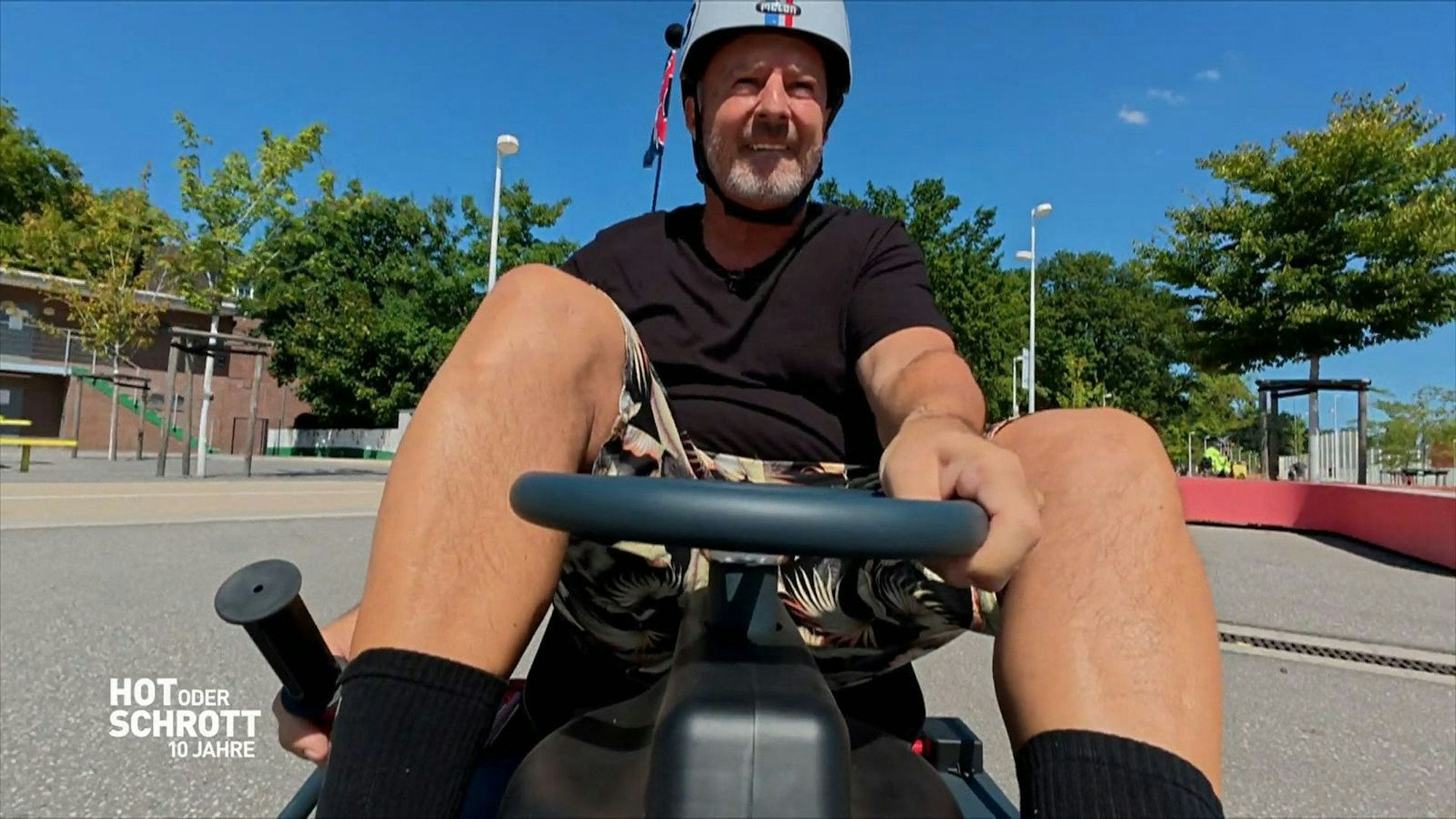 Mit dem „Crazy Cart XL“ driftet Detlef Steves über den Platz. (Bild: RTL)