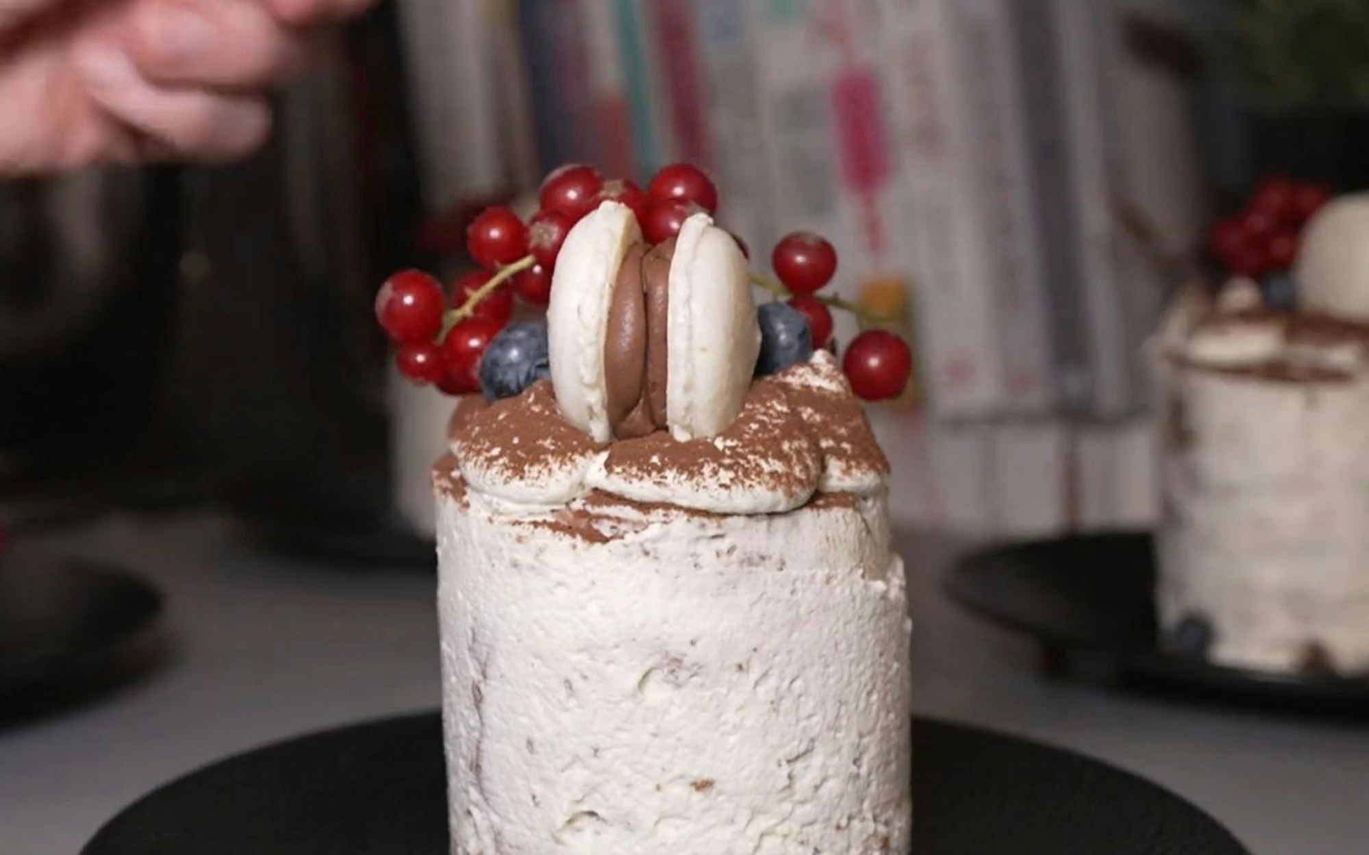 Dessert-Himmel bei Stefan in Hamburg: Törtchen aus Schokoladen-Marzipan-Biskuit mit Kaffee-Ganache, Haselnuss-Praliné, Macaron und Beeren. (Bild: RTL)