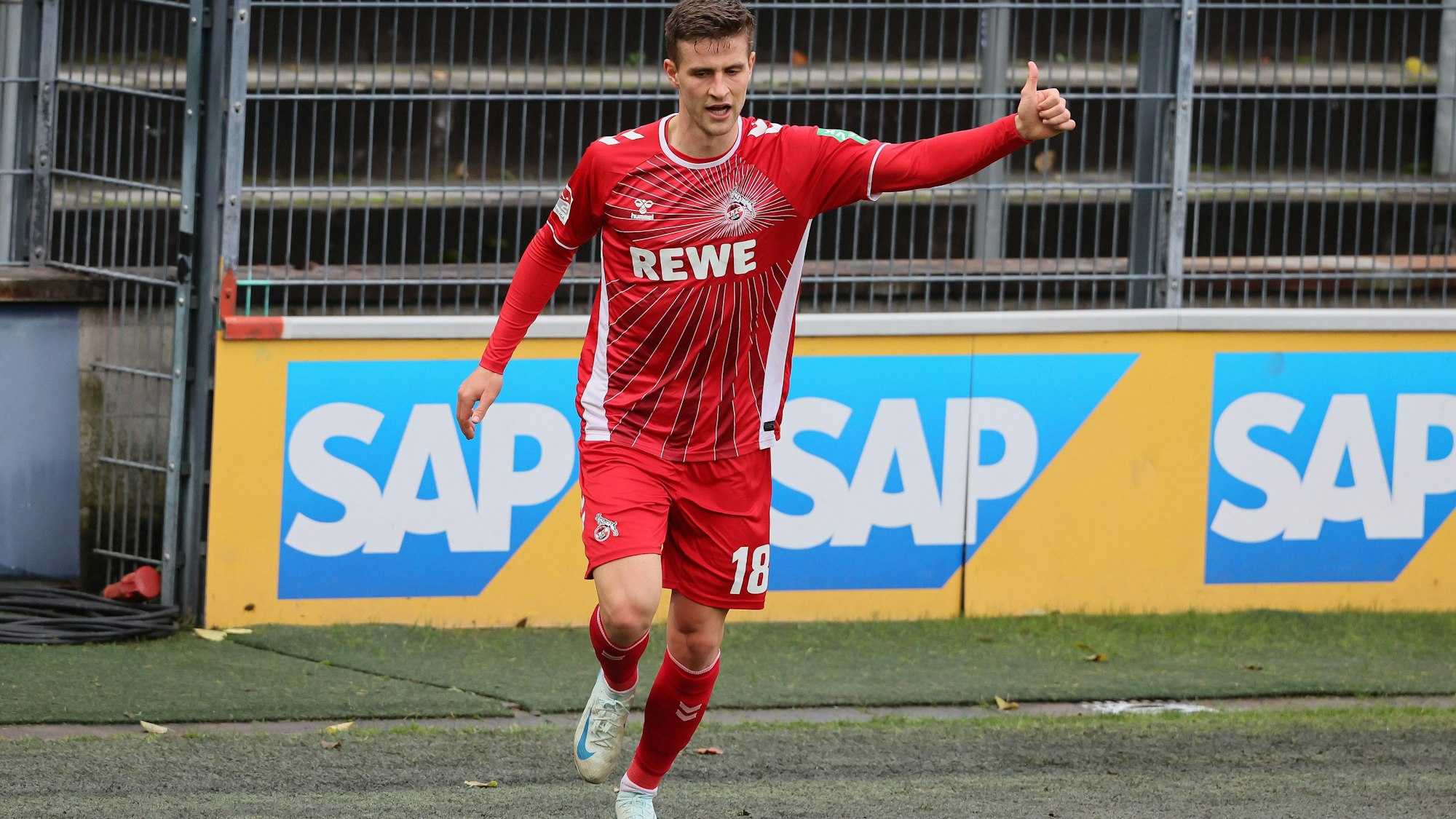 Ramus Carstensen hebt in einem FC-Testspiel den Daumen.