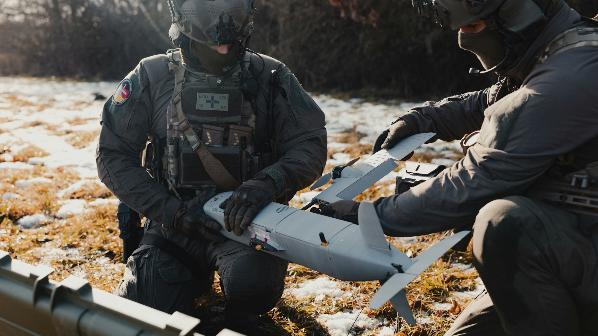 Mini-Rammdrohnen von Tytan werden für den Einsatz montiert.