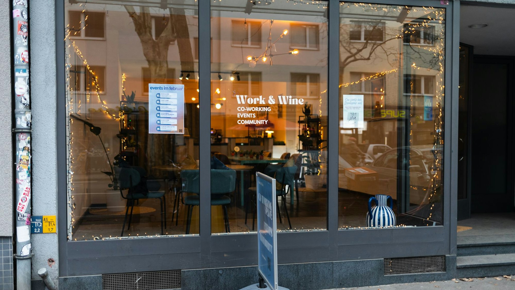 Die Fensterfront des Ladens von draußen.