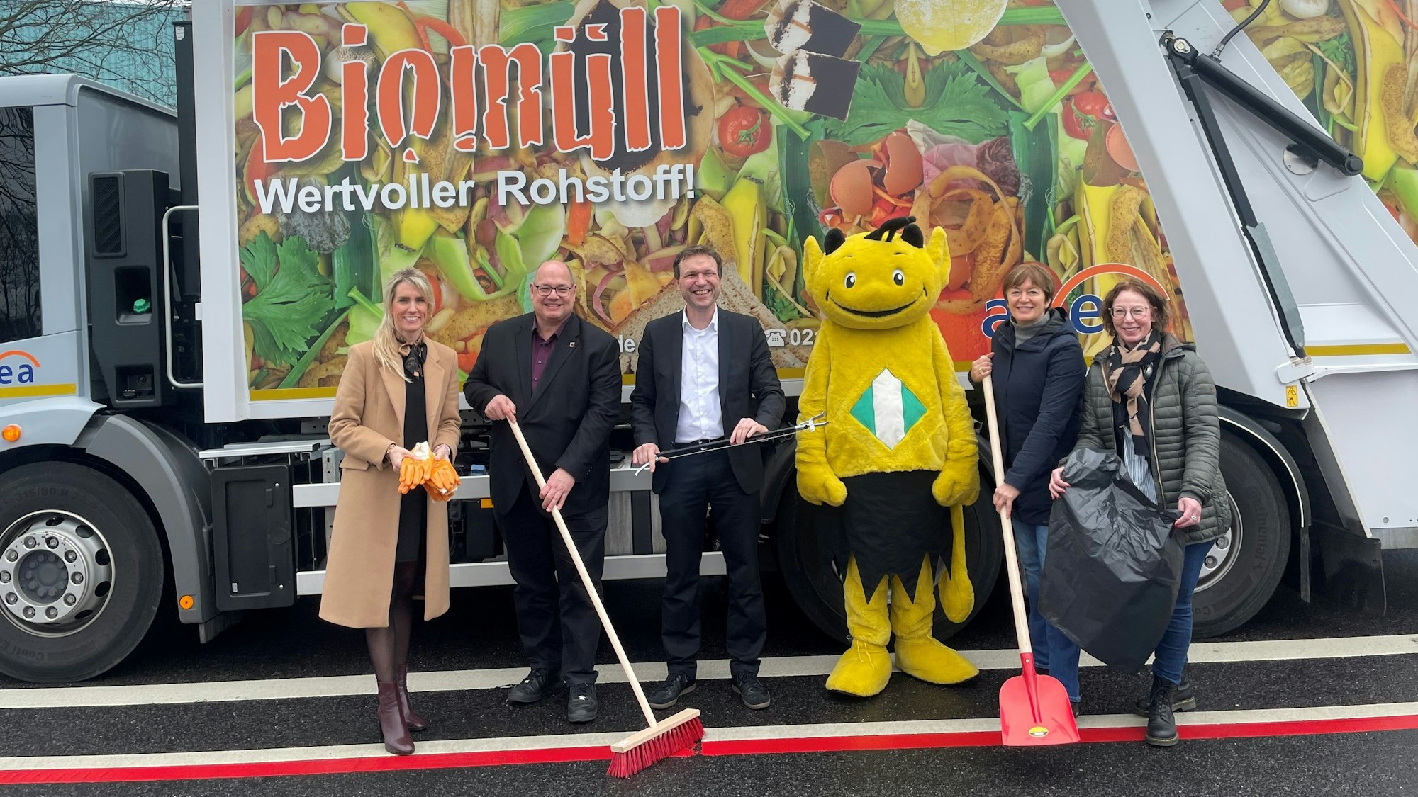 Anika Hagt von der Avea, OB Stefan Hebbel sowie Dezernent Alexander Lünenbach gemeinsam mit der Naturgut-Verantwortlichen Britta Demmer und Angelika Orttmann von der JSL.