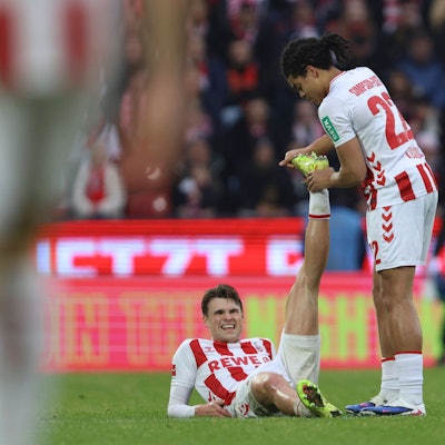 Joel Schmied 1. FC Köln liegt verletzt am Boden waehrend des Spiels der Bundesliga zwischen 1. FC Köln und TSG Hoffenheim, RheinEnergieSTADION am 21. February 2026 in Köln, Deutschland. Foto von Oliver Kaelke/DeFodi Images Joel Schmied 1. FC Köln injured on the ground during the Bundesliga match between 1. FC Köln and TSG Hoffenheim at RheinEnergieSTADION on February 21, 2026 in Köln, Germany. Photo by Oliver Kaelke/DeFodi Images DFL regulations prohibit any use of photographs as image sequences and/or quasi-video. Photo by Oliver Kaelke/DeFodi Images - *** Joel Schmied 1 FC Köln injured on the ground during the Bundesliga match between 1 FC Köln and TSG Hoffenheim, RheinEnergieSTADION on February 21, 2026 in Köln, Germany Photo by Oliver Kaelke DeFodi Images Joel Schmied 1 FC Köln injured on the ground during the Bundesliga match between 1 FC Köln and TSG Hoffenheim at RheinEnergieSTADION on February 21, 2026 in Köln, Germany Photo by Oliver Kaelke DeFodi Images DFL regulations prohibit any use of photographs as image sequences and or quasi video Photo by Oliver Kaelke DeFodi Images