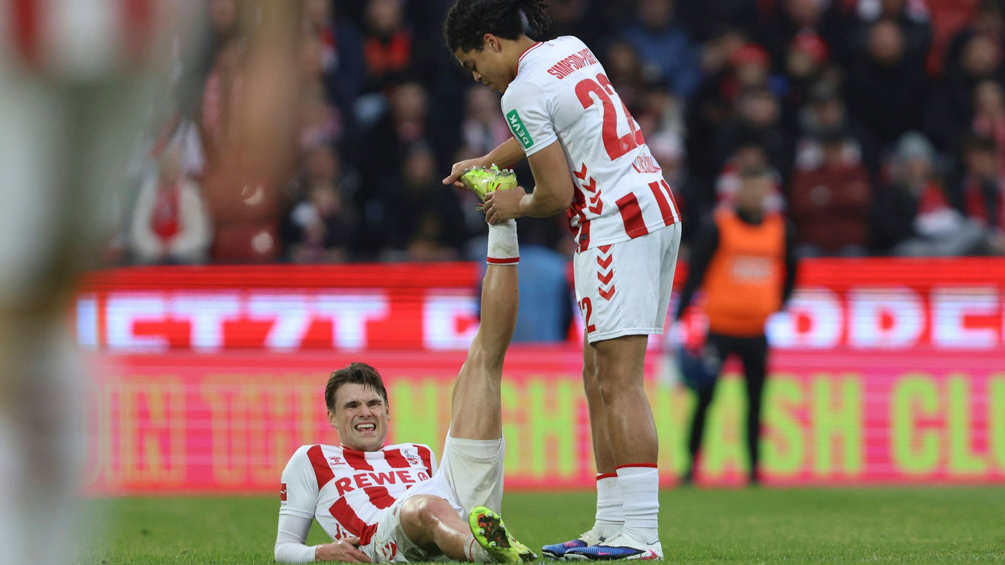 Joel Schmied 1. FC Köln liegt verletzt am Boden waehrend des Spiels der Bundesliga zwischen 1. FC Köln und TSG Hoffenheim, RheinEnergieSTADION am 21. February 2026 in Köln, Deutschland. Foto von Oliver Kaelke/DeFodi Images Joel Schmied 1. FC Köln injured on the ground during the Bundesliga match between 1. FC Köln and TSG Hoffenheim at RheinEnergieSTADION on February 21, 2026 in Köln, Germany. Photo by Oliver Kaelke/DeFodi Images DFL regulations prohibit any use of photographs as image sequences and/or quasi-video. Photo by Oliver Kaelke/DeFodi Images - *** Joel Schmied 1 FC Köln injured on the ground during the Bundesliga match between 1 FC Köln and TSG Hoffenheim, RheinEnergieSTADION on February 21, 2026 in Köln, Germany Photo by Oliver Kaelke DeFodi Images Joel Schmied 1 FC Köln injured on the ground during the Bundesliga match between 1 FC Köln and TSG Hoffenheim at RheinEnergieSTADION on February 21, 2026 in Köln, Germany Photo by Oliver Kaelke DeFodi Images DFL regulations prohibit any use of photographs as image sequences and or quasi video Photo by Oliver Kaelke DeFodi Images